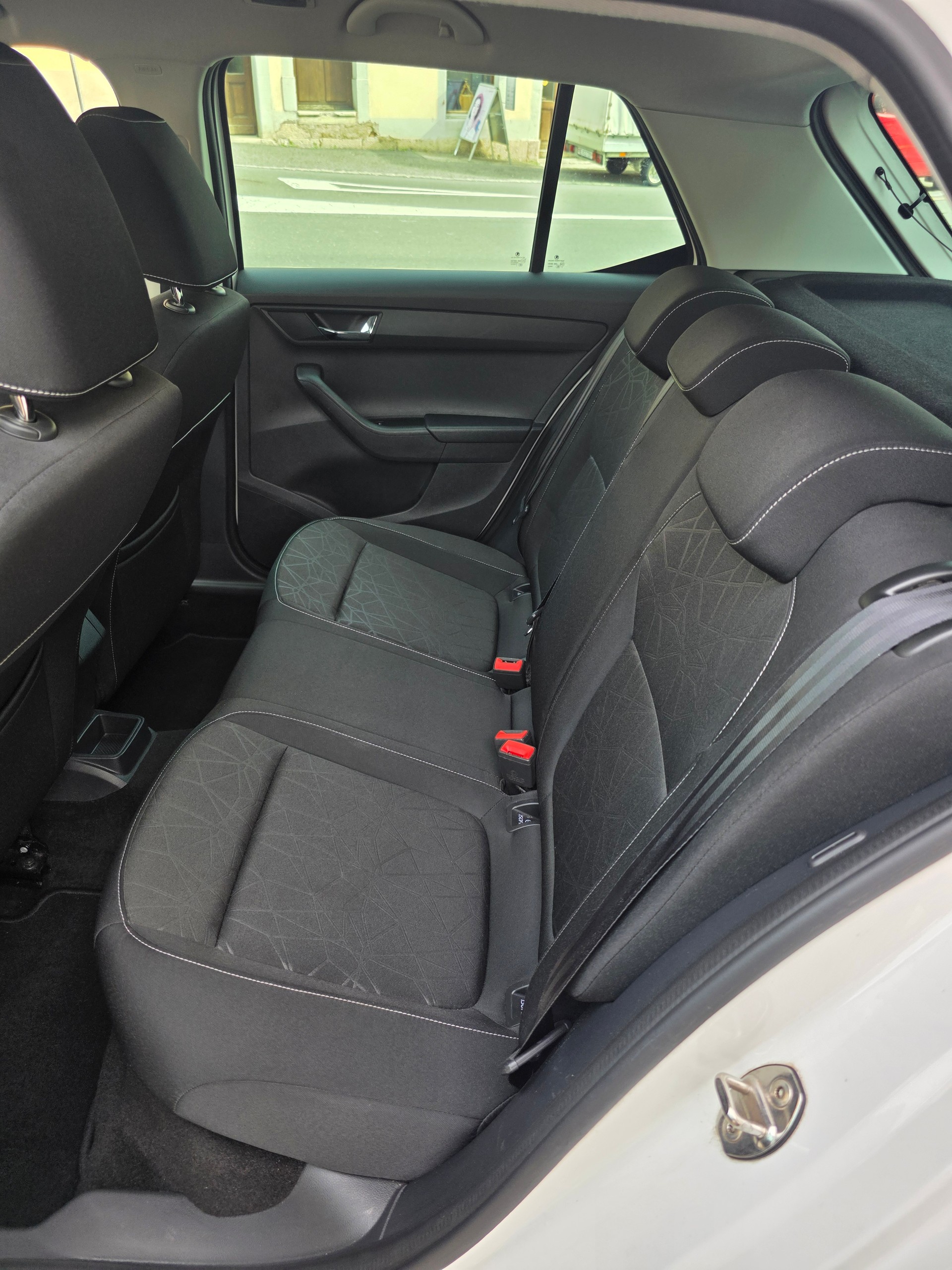 SKODA Fabia 1.0 TSI Ambition-image-9