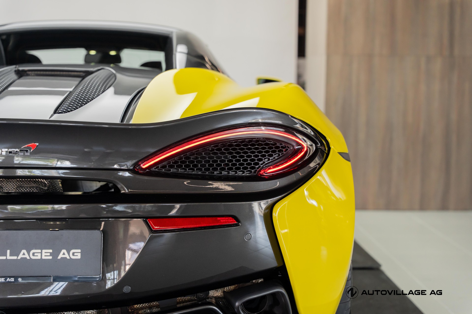 McLAREN 570S Spider 3.8 V8 SSG-image-21