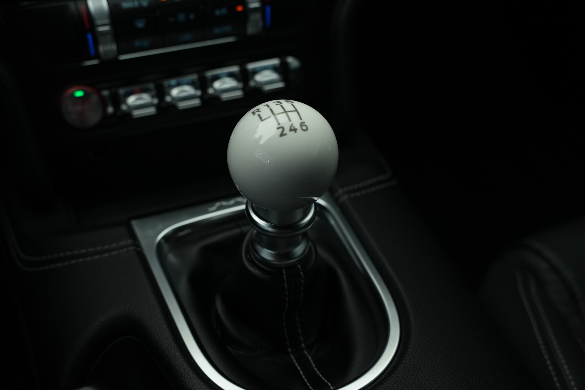 FORD Mustang Fastback 5.0 V8 Mach 1-image-27