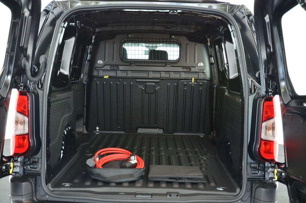 FIAT E-Doblo L2 50kWh 753kg Swiss PLUS-image-24