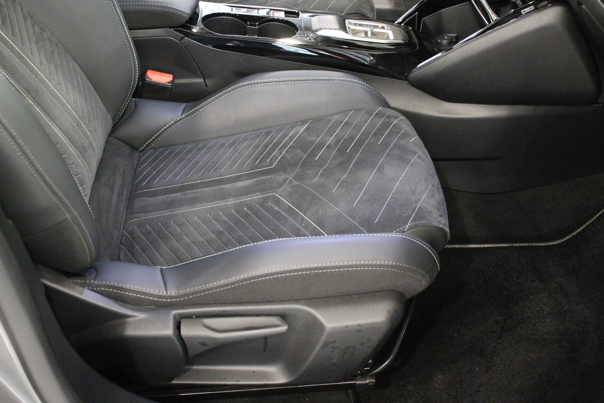 PEUGEOT 2008 1.2 PureTech GT-image-9