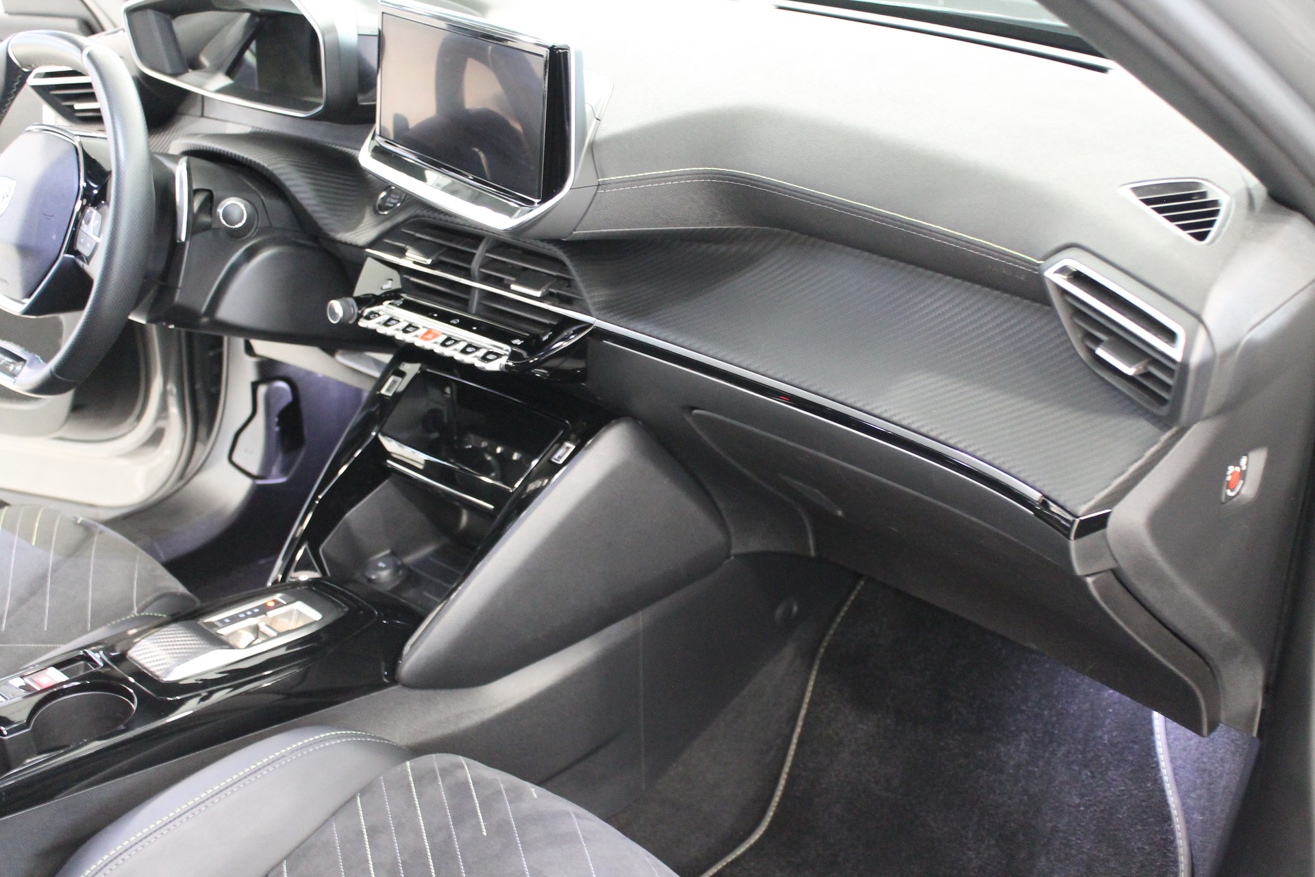 PEUGEOT 2008 1.2 PureTech GT-image-13