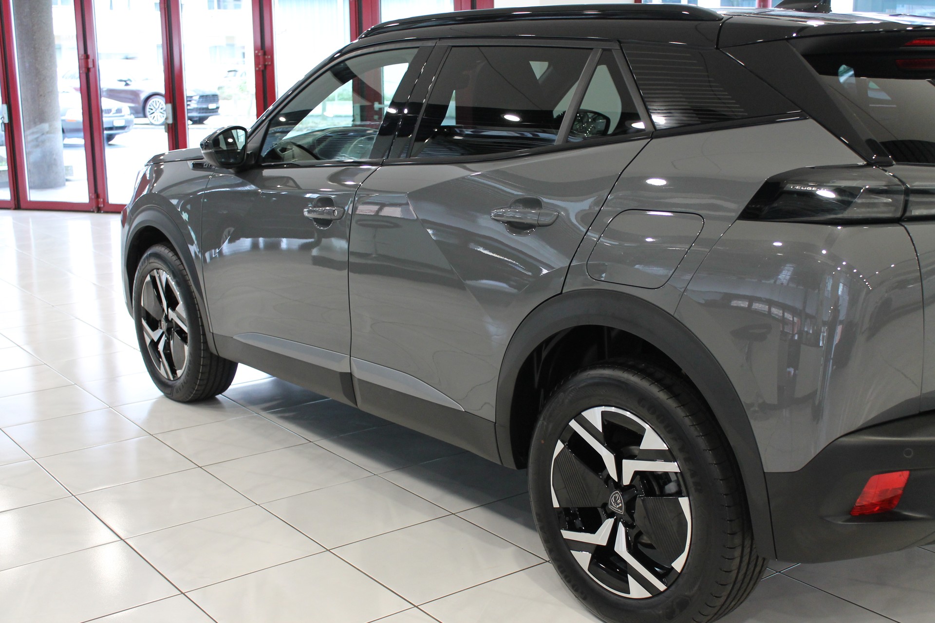 PEUGEOT 2008 1.2 PureTech GT-image-4