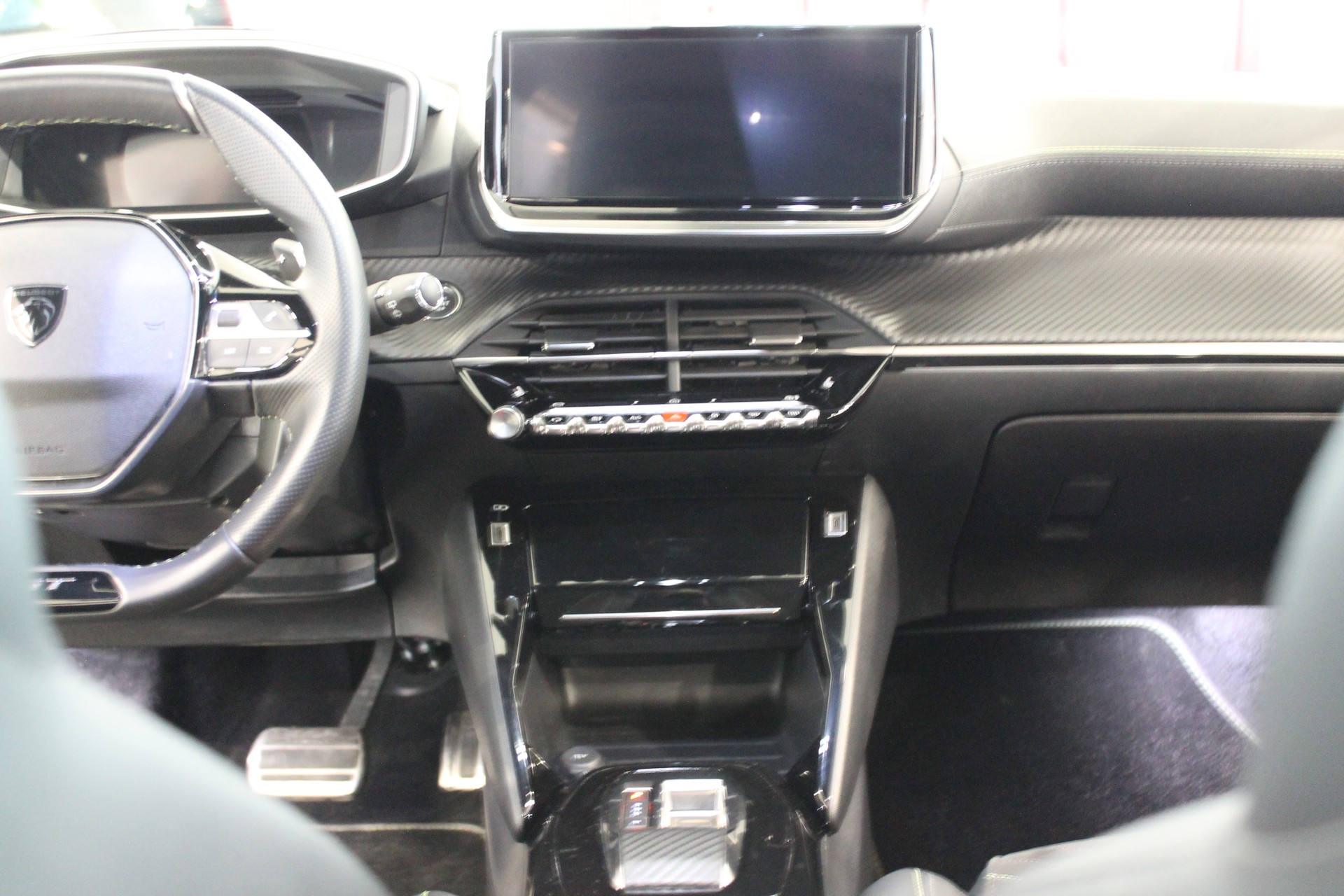 PEUGEOT 2008 1.2 PureTech GT-image-12