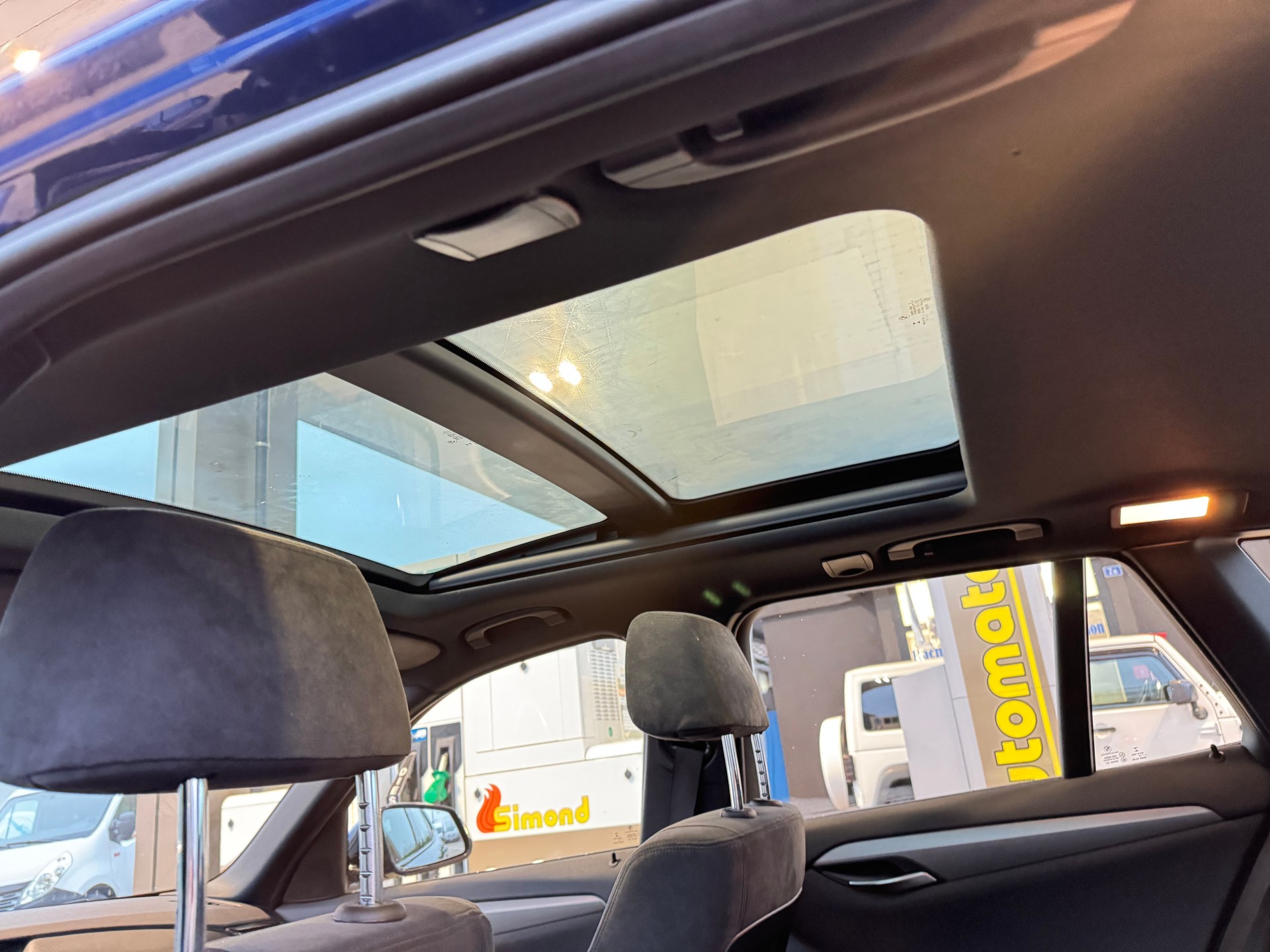 BMW X1 xDrive 20i-image-10