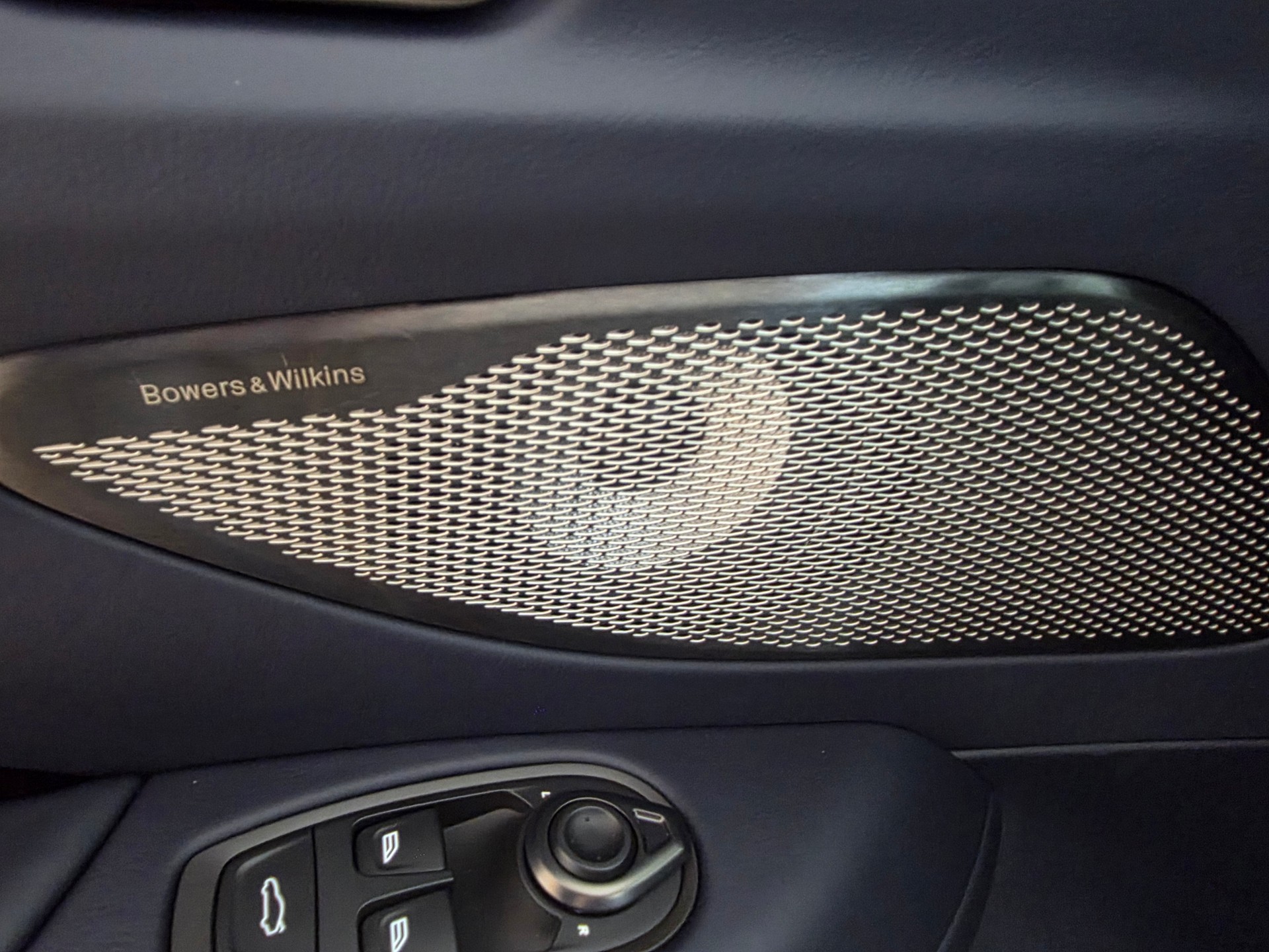ASTON MARTIN V8 Vantage S RDS 680 CV-image-14