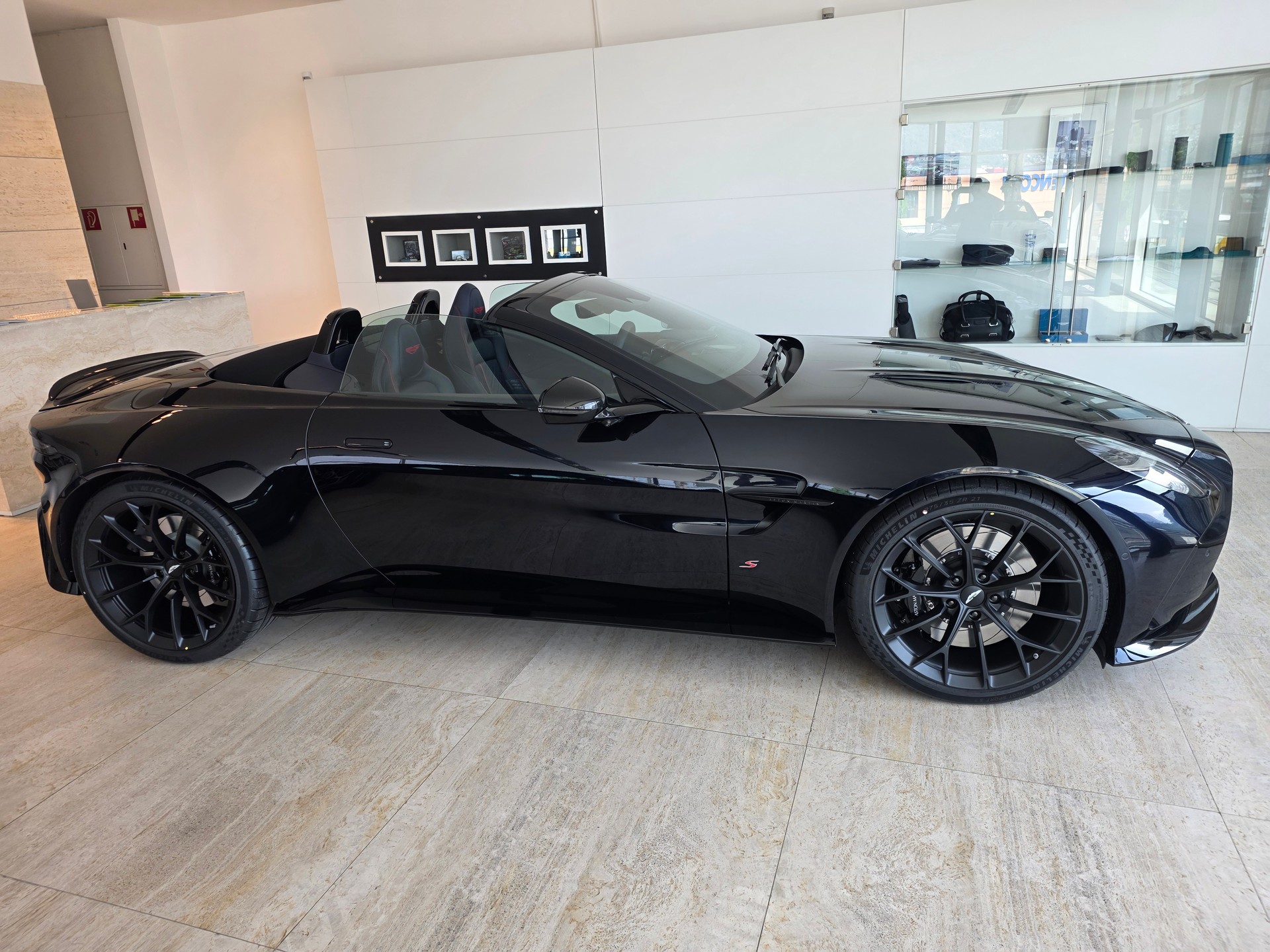 ASTON MARTIN V8 Vantage S RDS 680 CV-image-3
