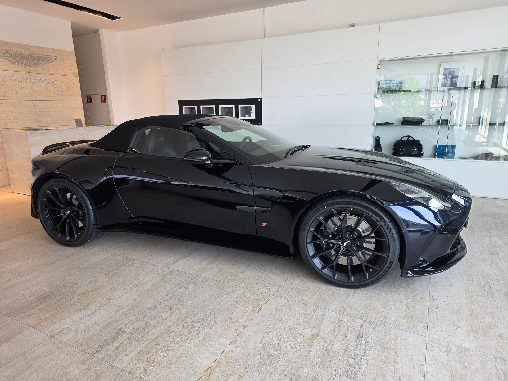 ASTON MARTIN V8 Vantage S RDS 680 CV-image-9