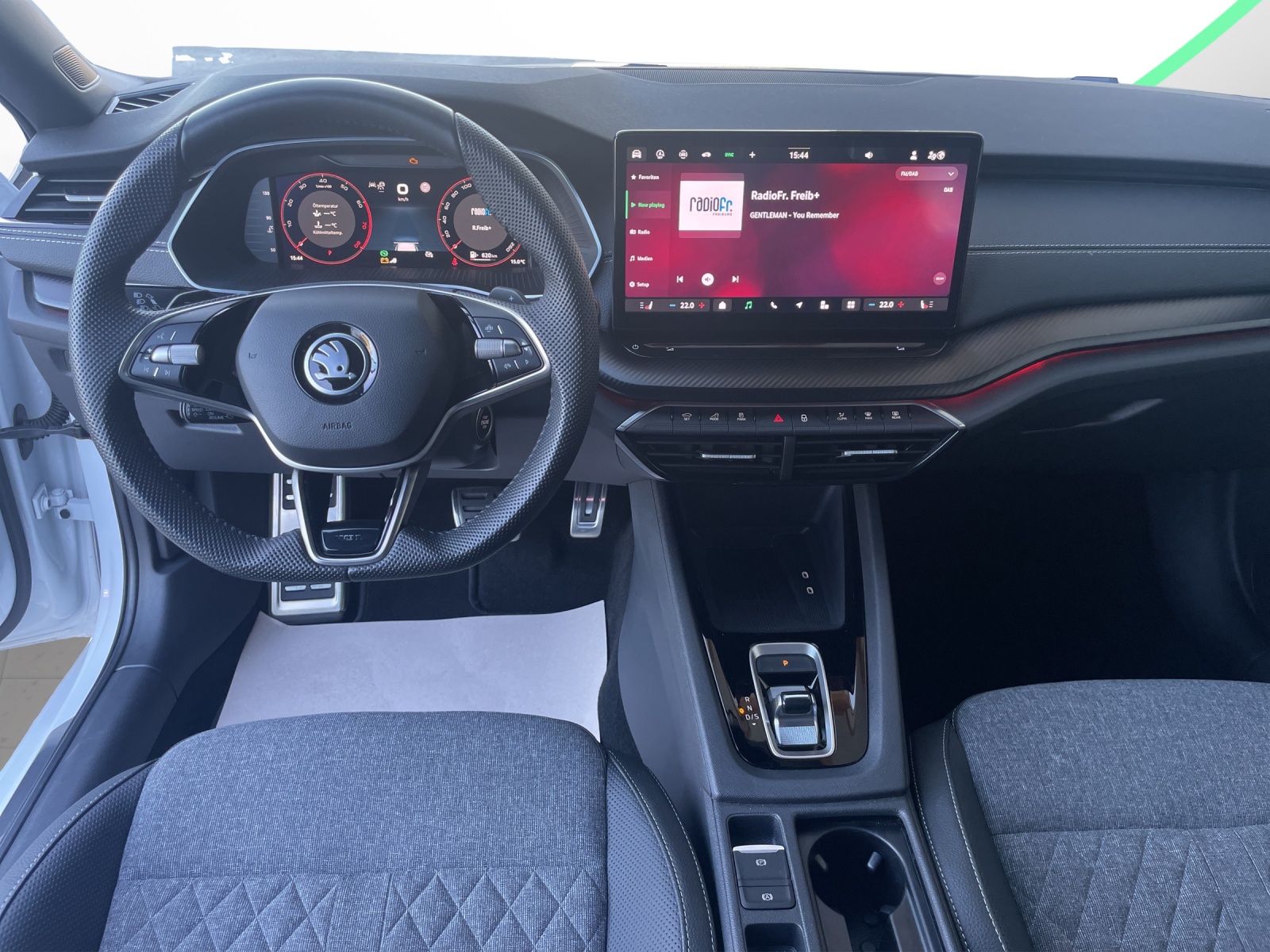 SKODA Octavia Combi 1.5 TSI mHEV DSG Sport Line-image-9