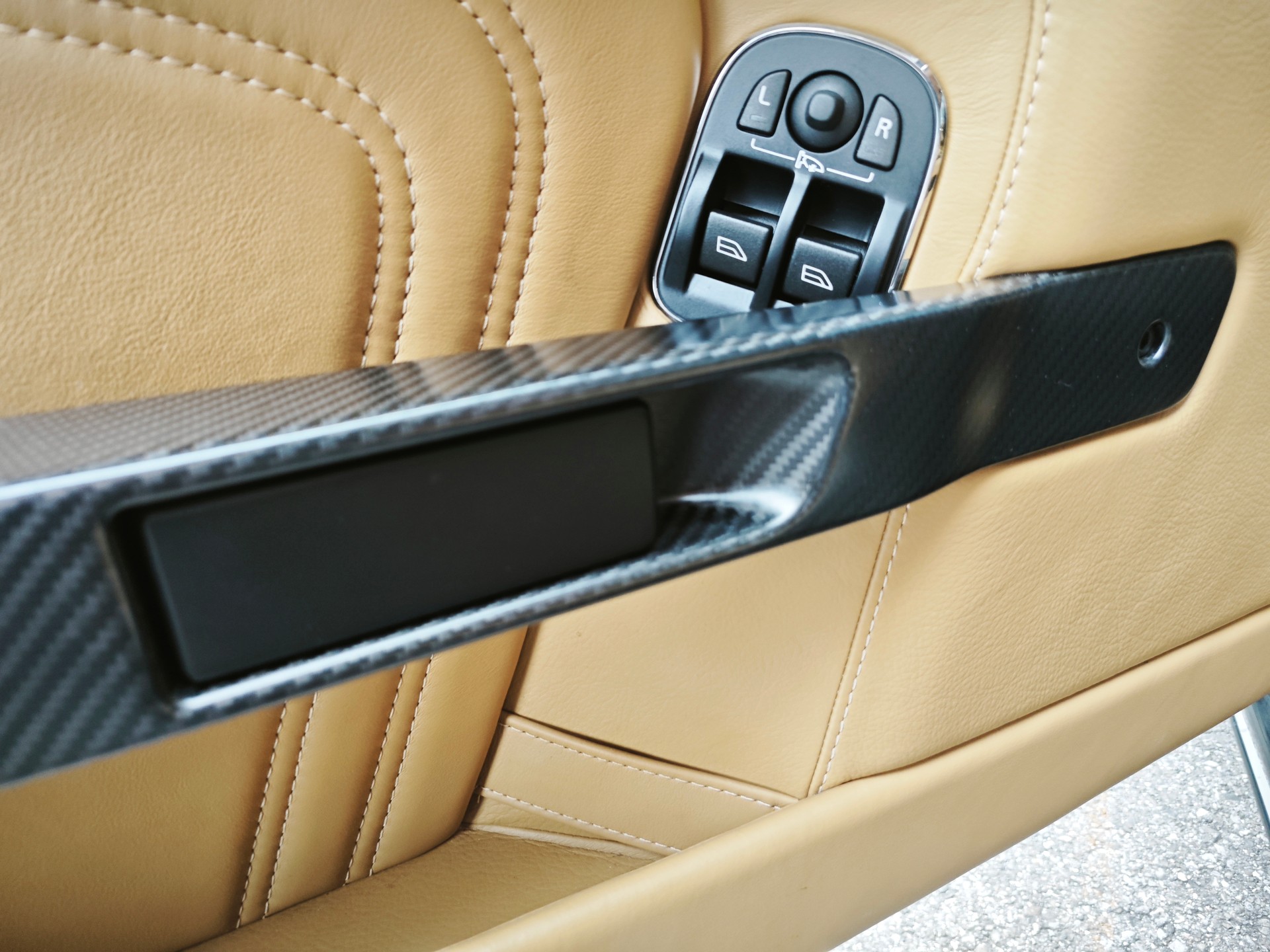 ASTON MARTIN DBS Coupé Touchtronic 2-image-8