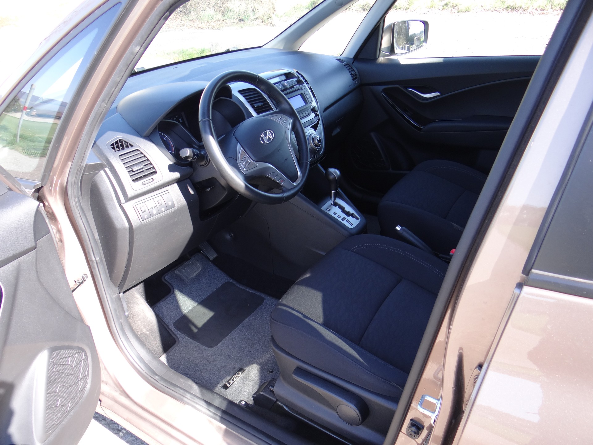 HYUNDAI iX20 1.6 Premium Automatic-image-8