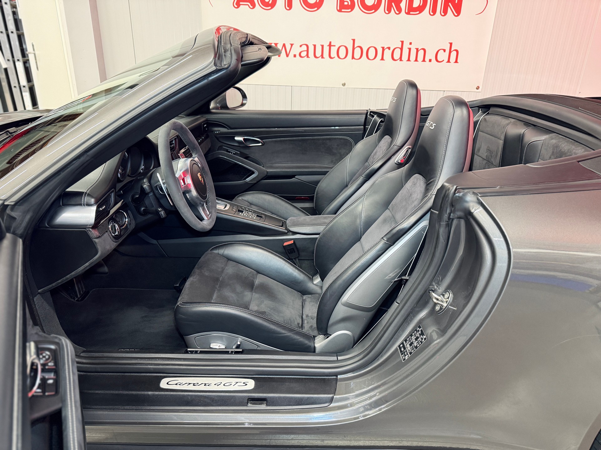 PORSCHE 911 Cabrio Carrera 4 GTS PDK „Achatgrau metallic“ mit Sport Chrono PLUS & Alcantara-image-3