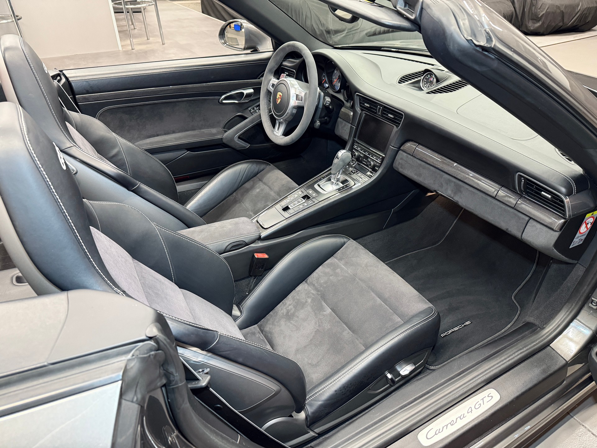 PORSCHE 911 Cabrio Carrera 4 GTS PDK „Achatgrau metallic“ mit Sport Chrono PLUS & Alcantara-image-13