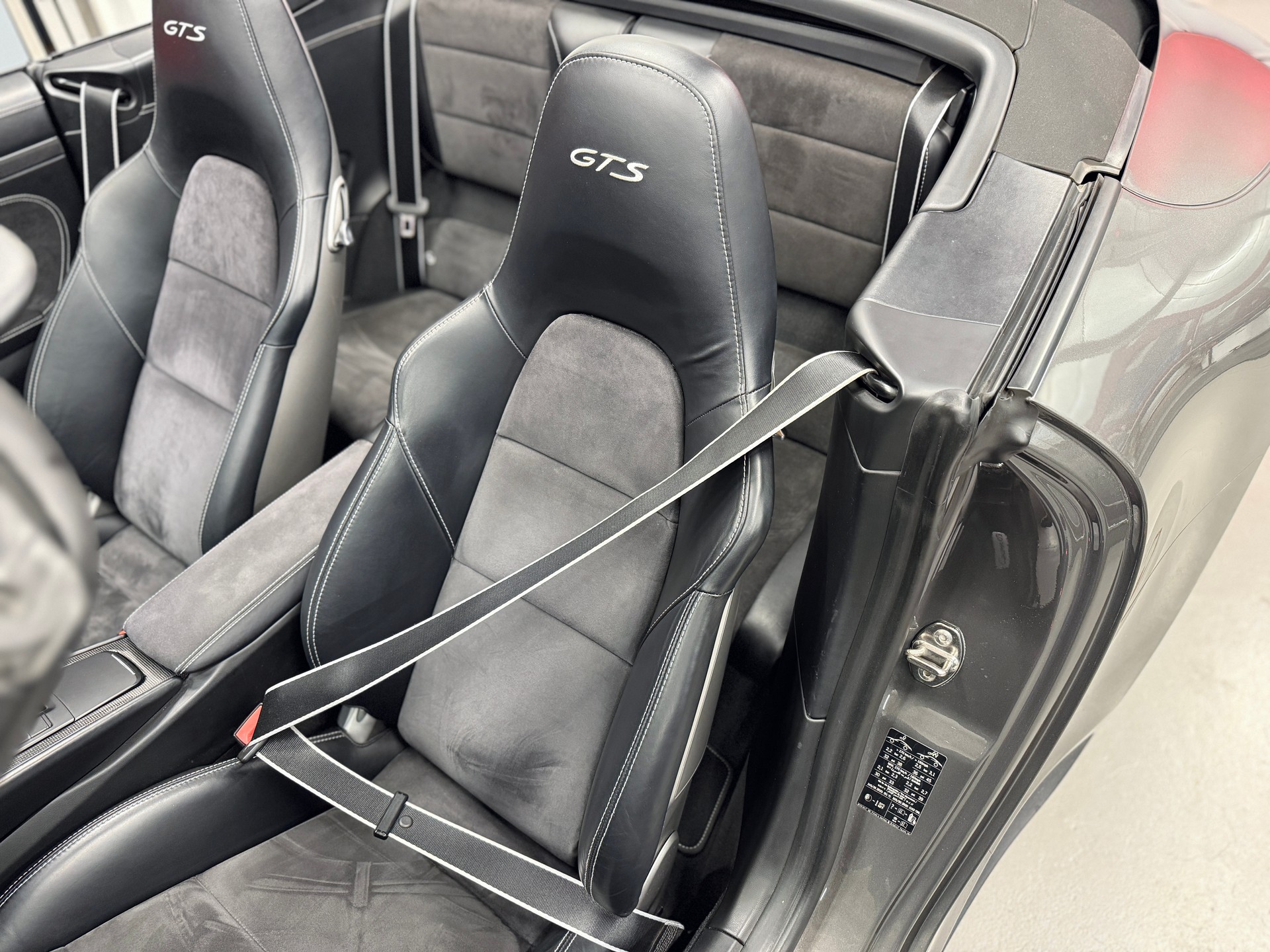 PORSCHE 911 Cabrio Carrera 4 GTS PDK „Achatgrau metallic“ mit Sport Chrono PLUS & Alcantara-image-4