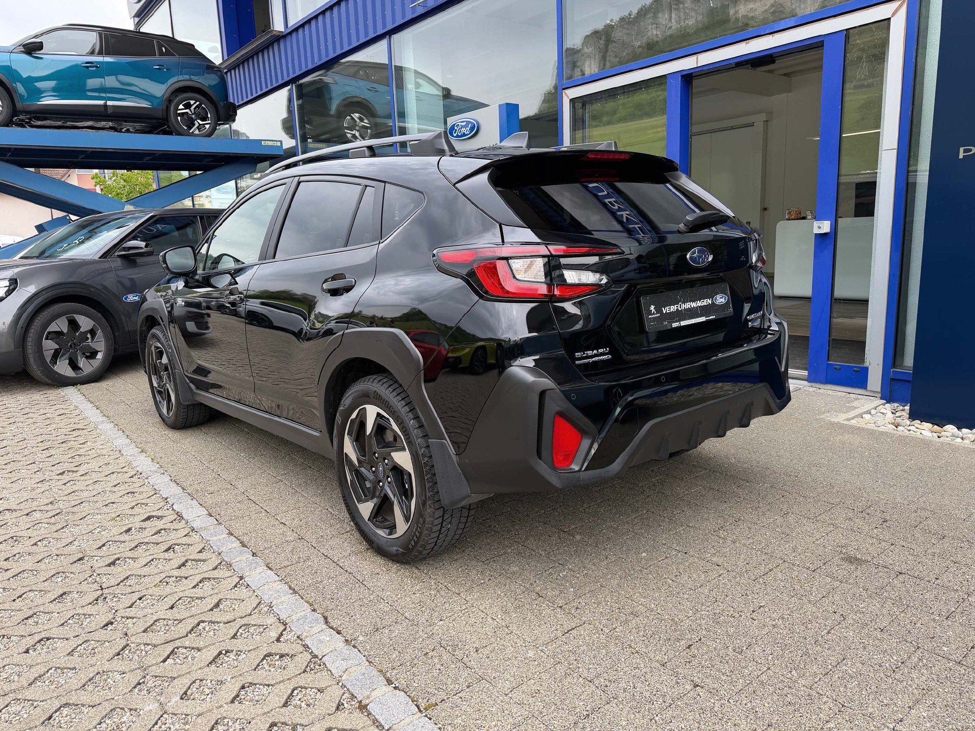SUBARU Crosstrek 2.0i e-Boxer Luxury-showroom-element-3