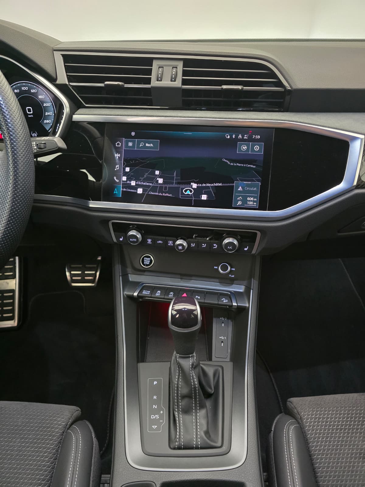 AUDI Q3 45 TFSI S line quattro S-tronic-image-11