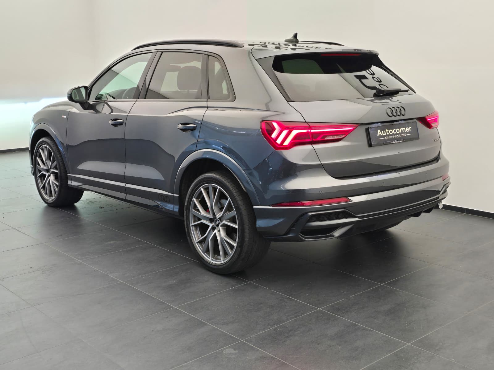 AUDI Q3 45 TFSI S line quattro S-tronic-image-8
