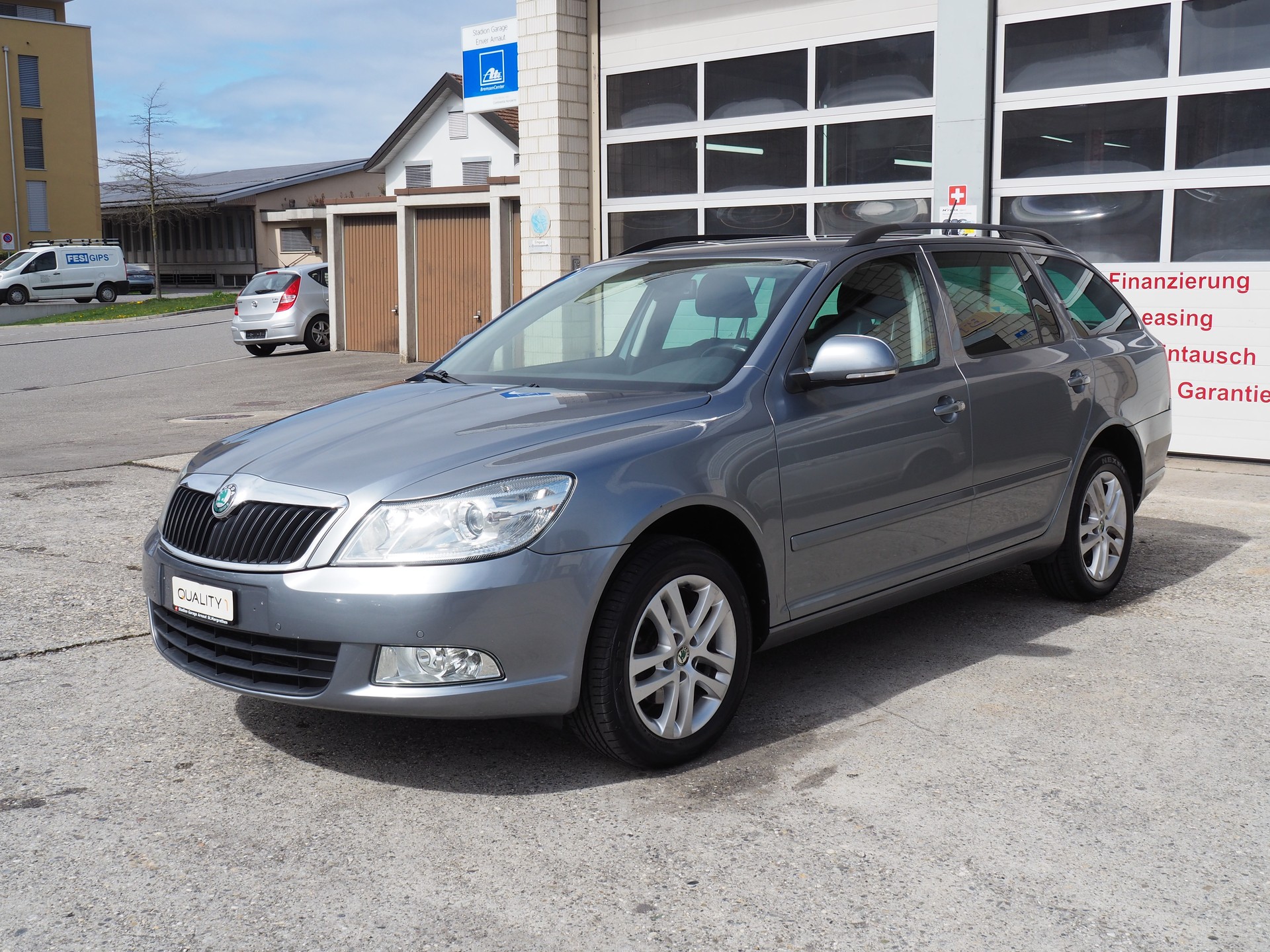 SKODA Octavia Combi 1.6 TDI Ambition 4x4-image-0