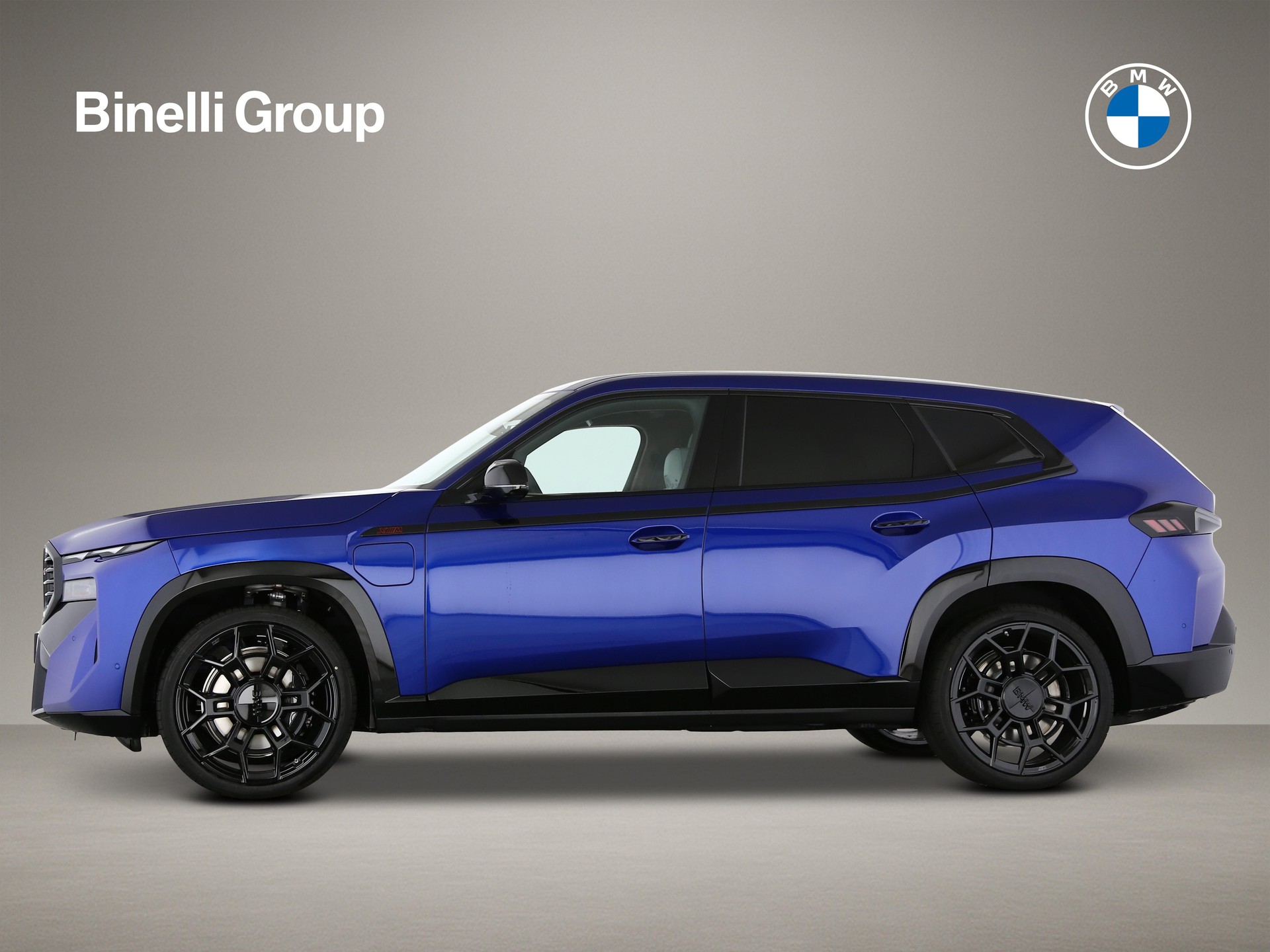 BMW XM Label Plug-in Hybrid-showroom-element-3