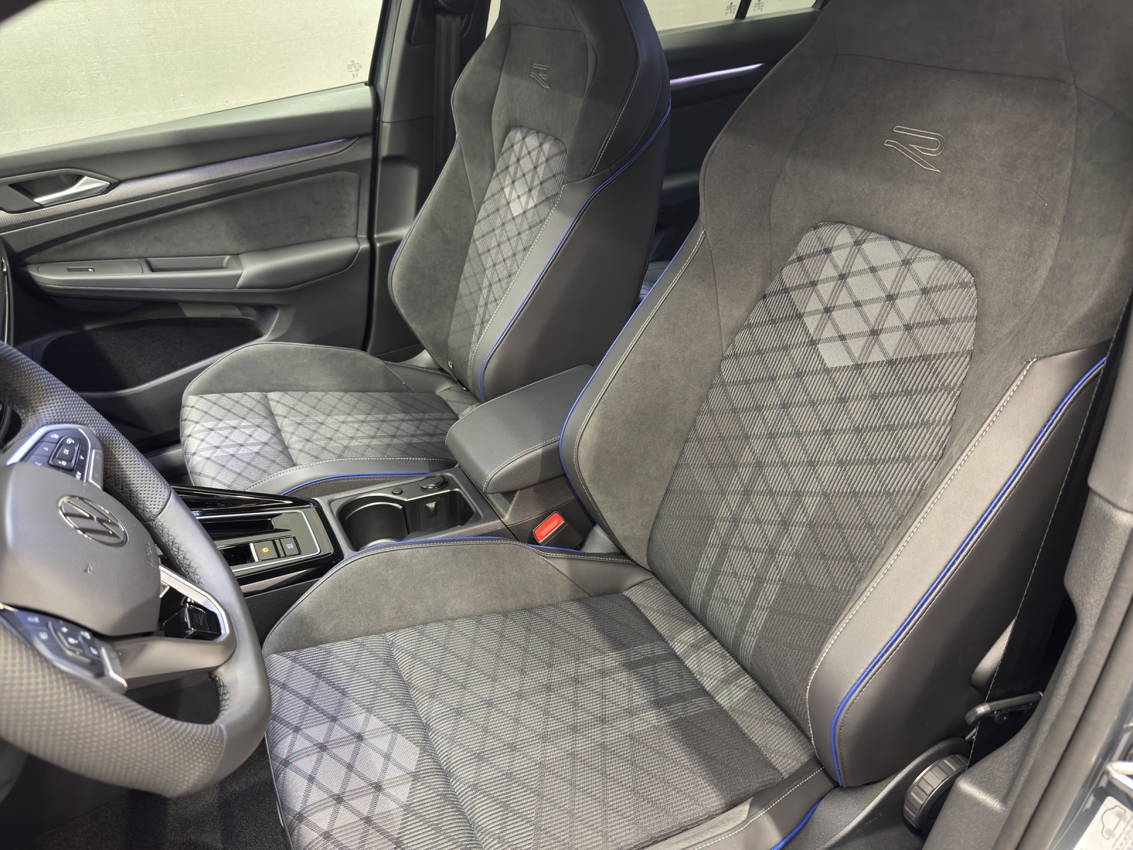 VW Golf VIII Variant 1.5 eTSI R-Line DSG-image-15