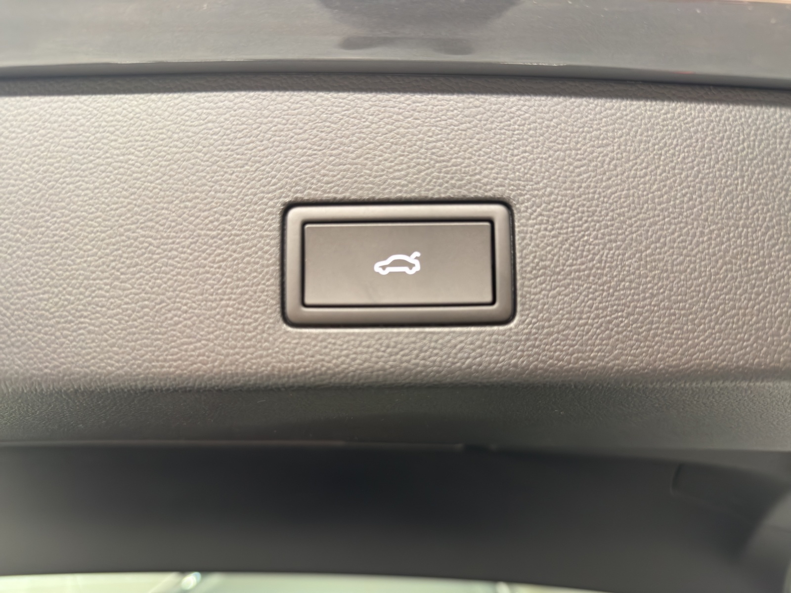 VW Golf VIII Variant 1.5 eTSI R-Line DSG-image-11