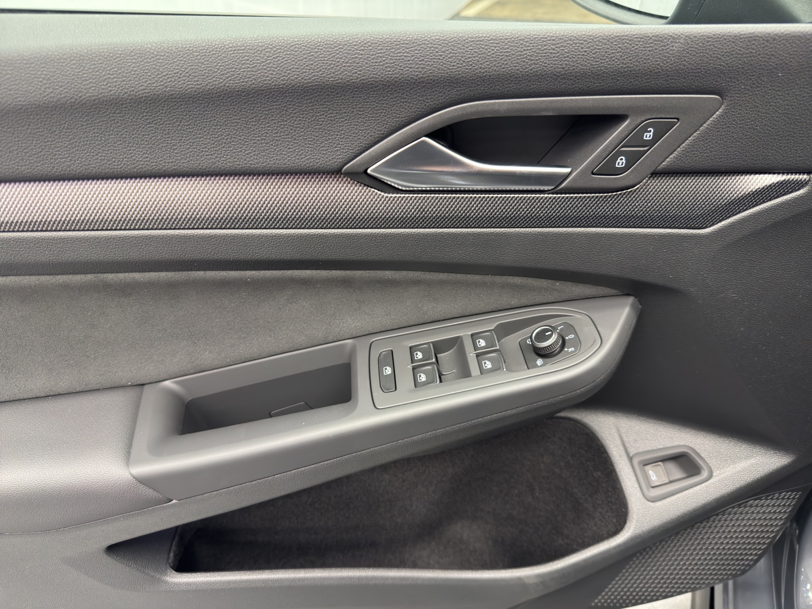 VW Golf VIII Variant 1.5 eTSI R-Line DSG-image-14