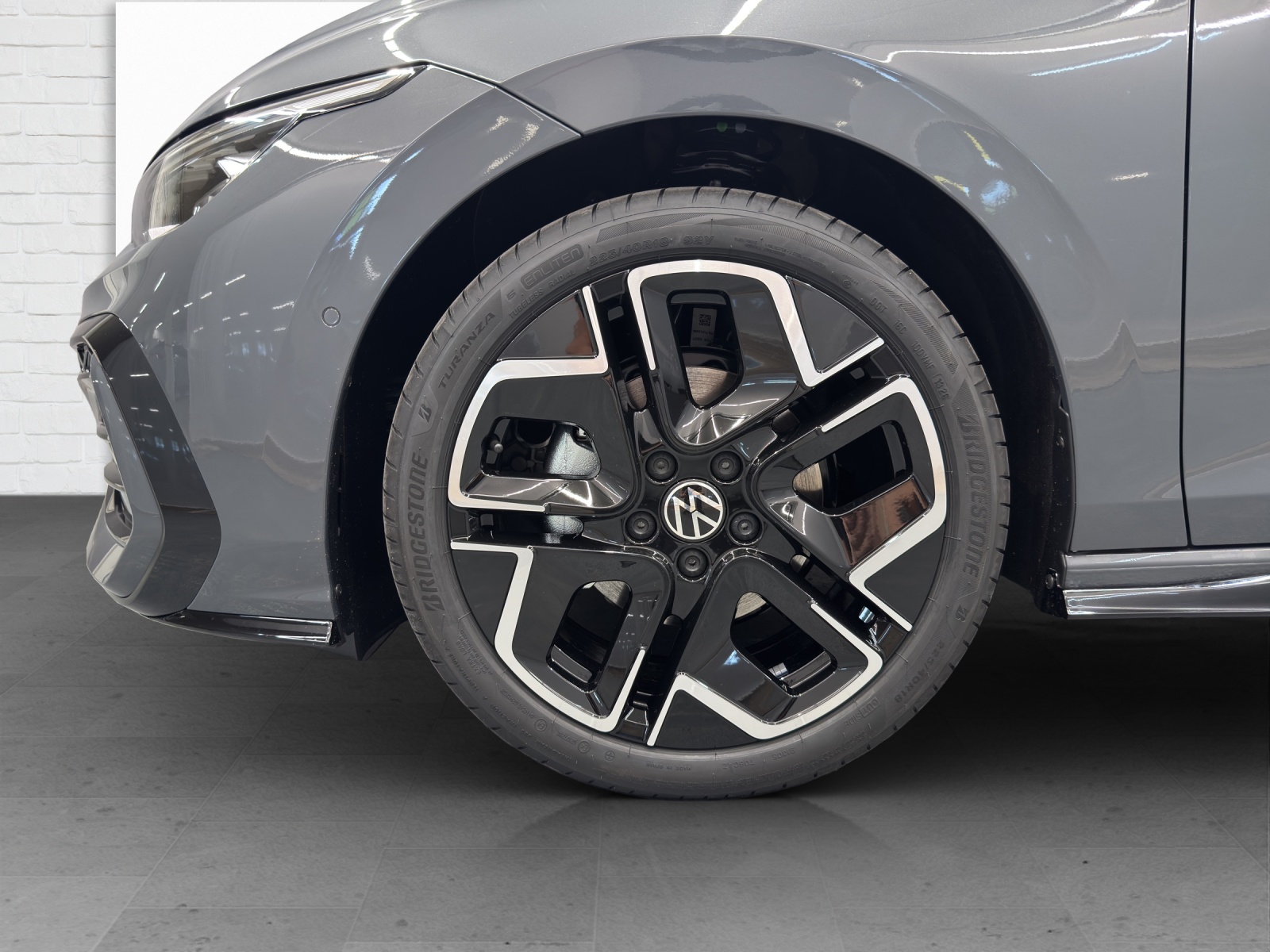 VW Golf VIII Variant 1.5 eTSI R-Line DSG-image-5