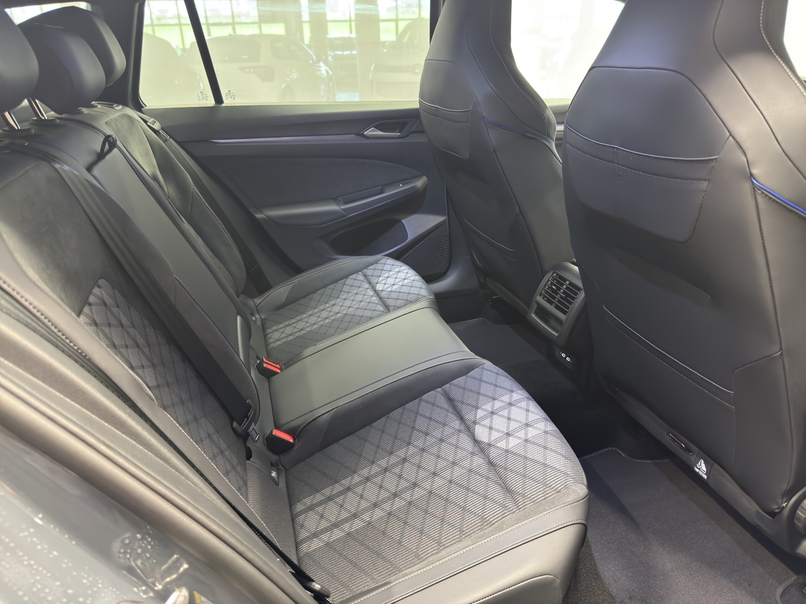 VW Golf VIII Variant 1.5 eTSI R-Line DSG-image-9
