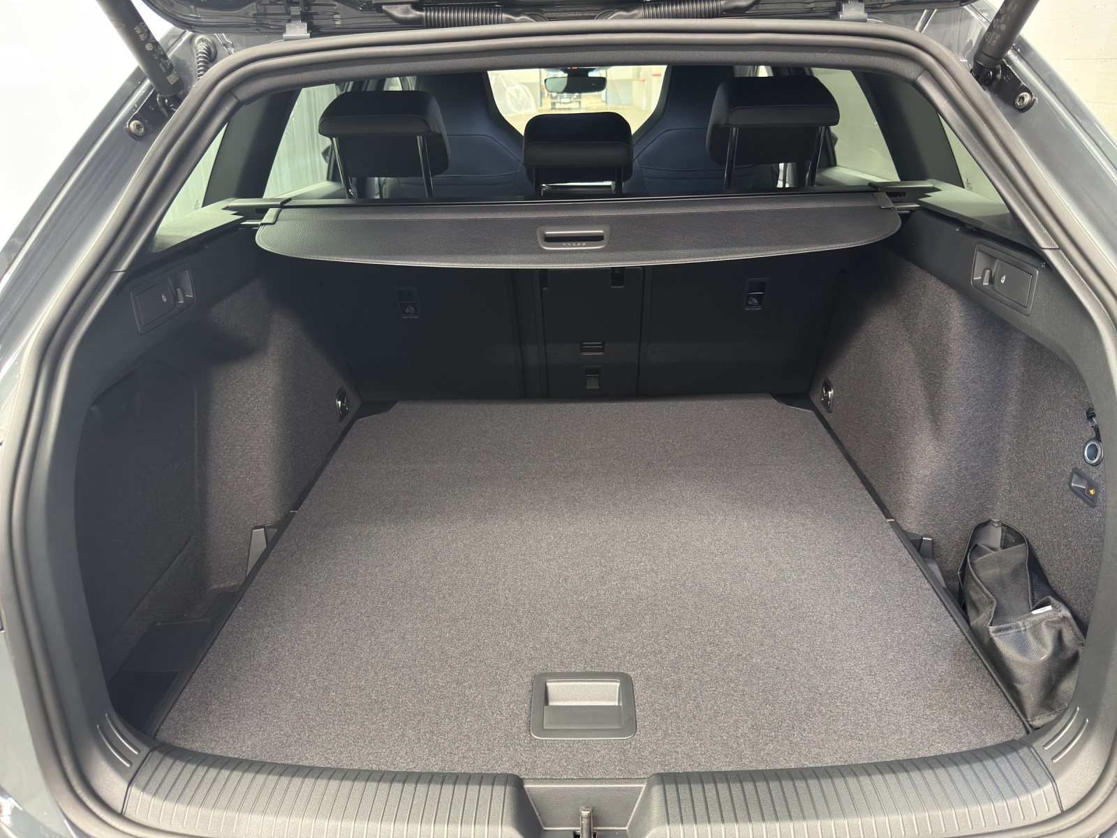 VW Golf VIII Variant 1.5 eTSI R-Line DSG-image-10