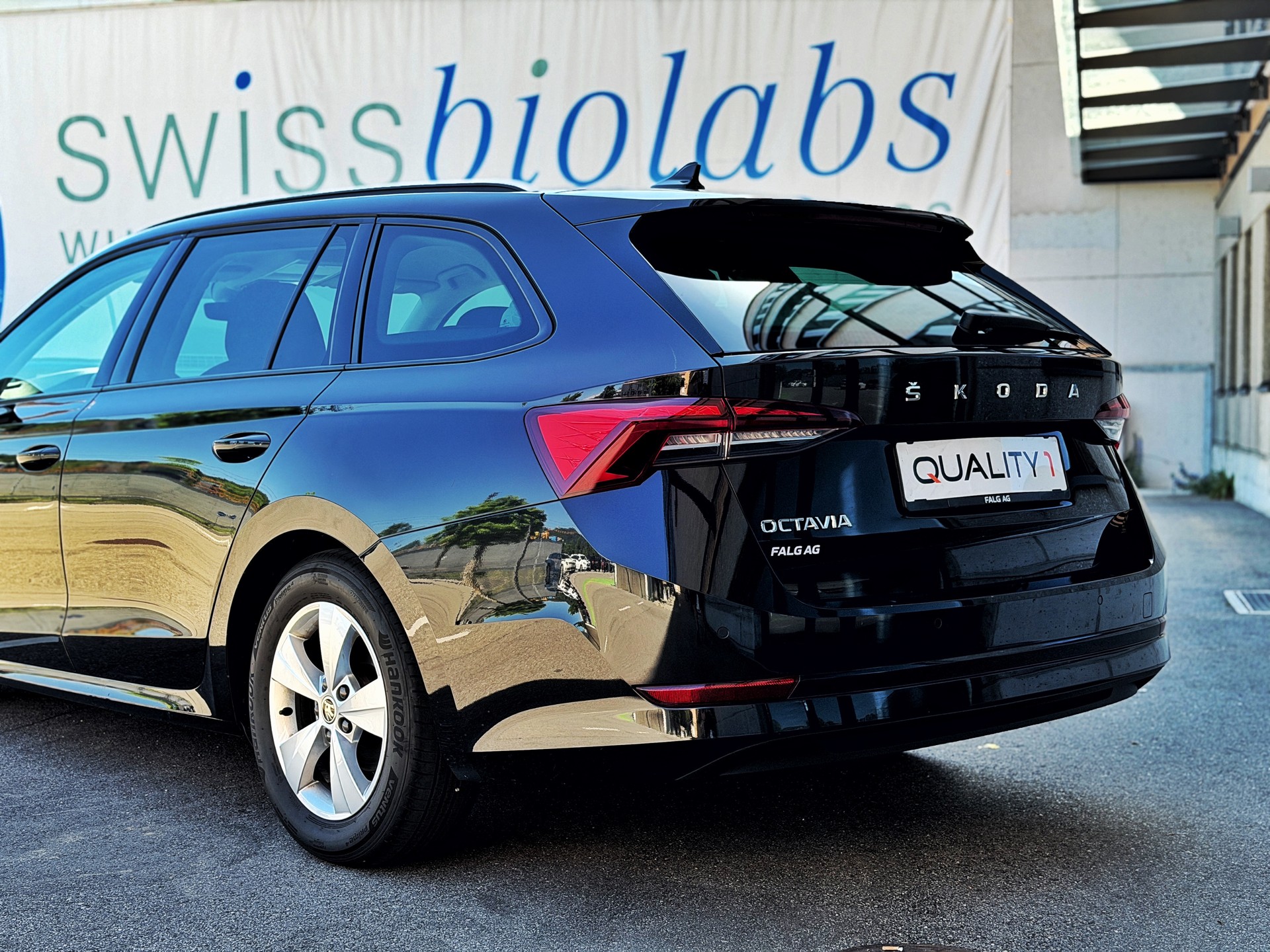 SKODA Octavia Combi 2.0 TDI DSG Ambition-image-9