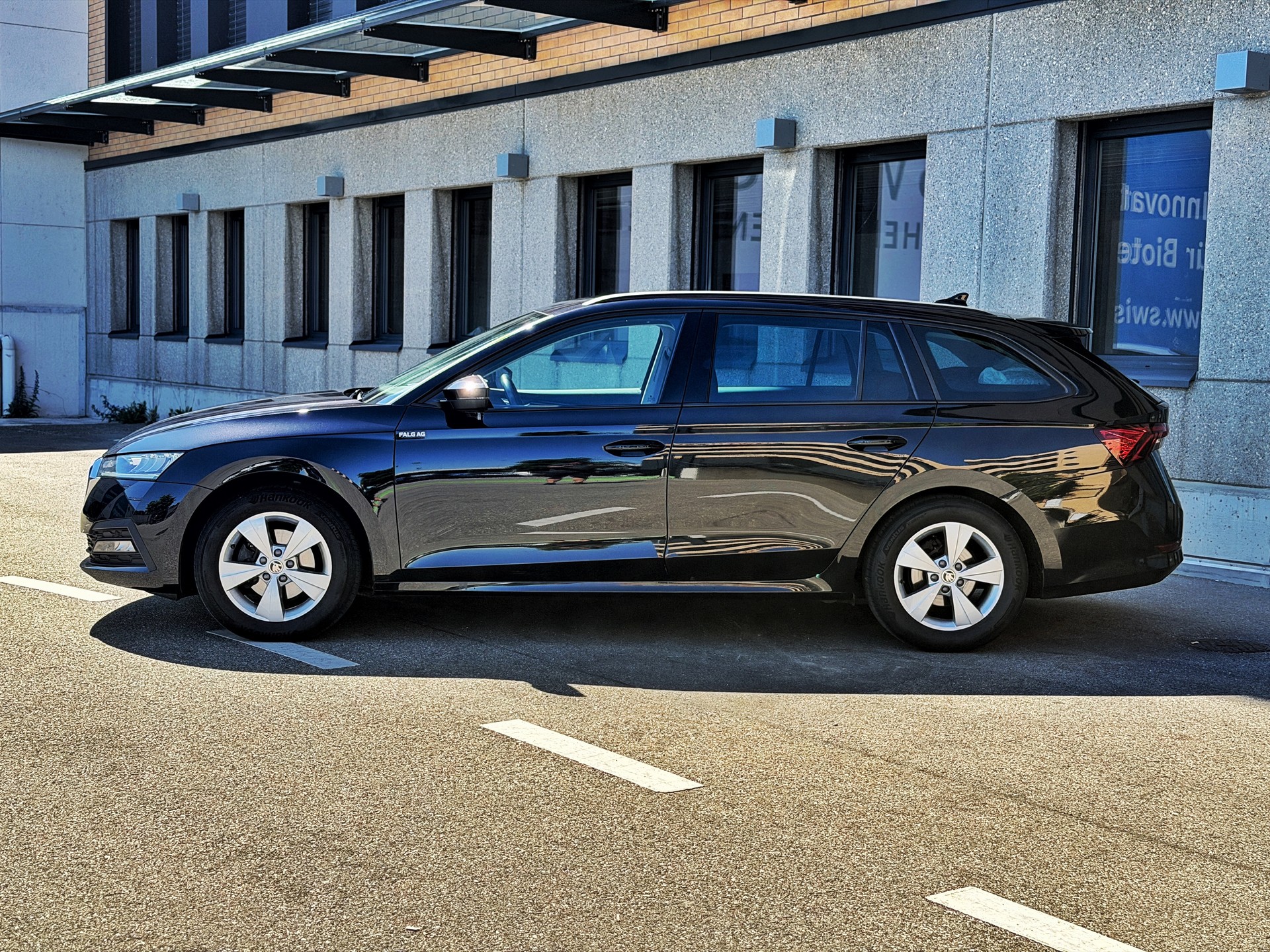 SKODA Octavia Combi 2.0 TDI DSG Ambition-showroom-element-1