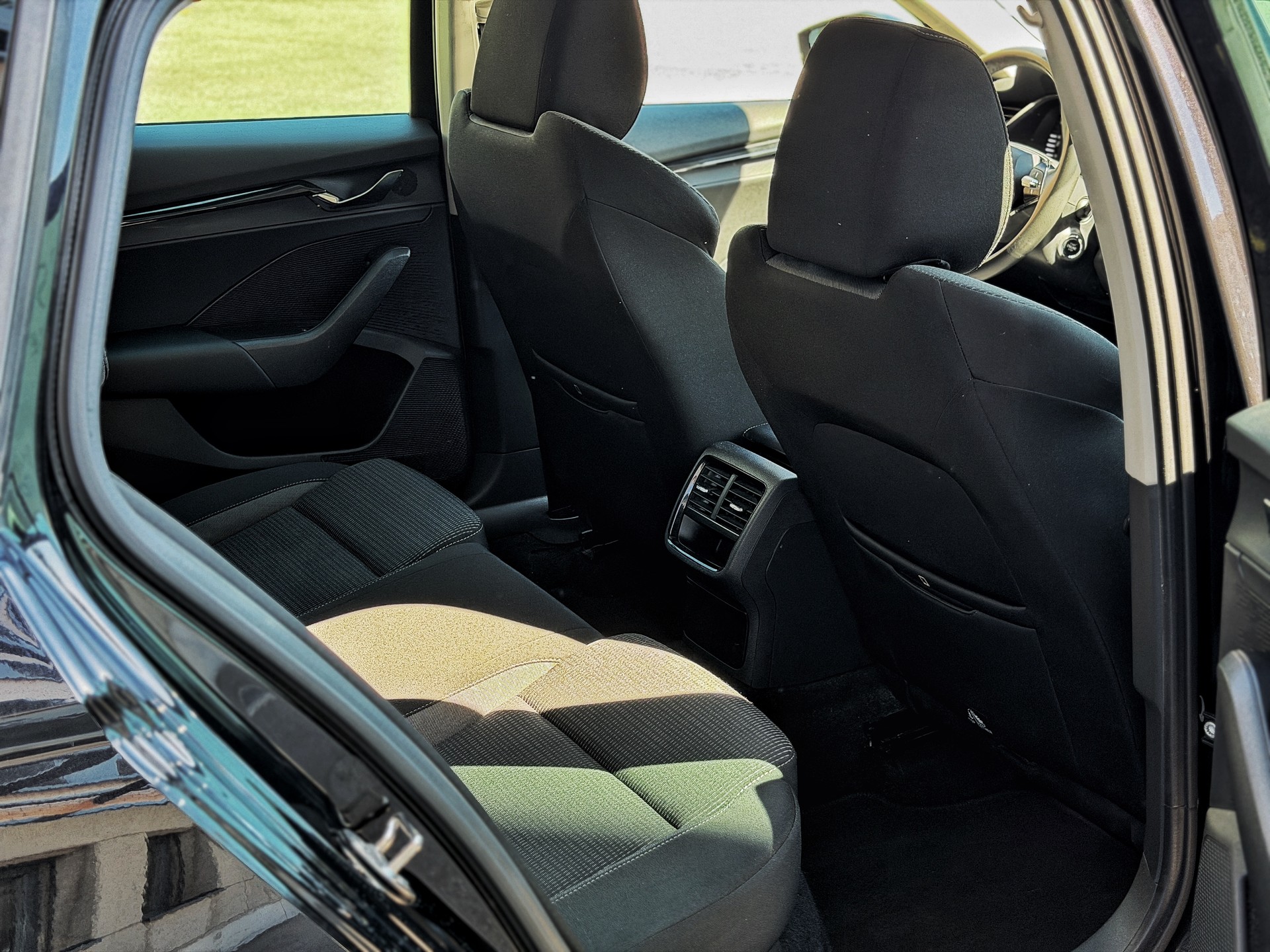 SKODA Octavia Combi 2.0 TDI DSG Ambition-image-19