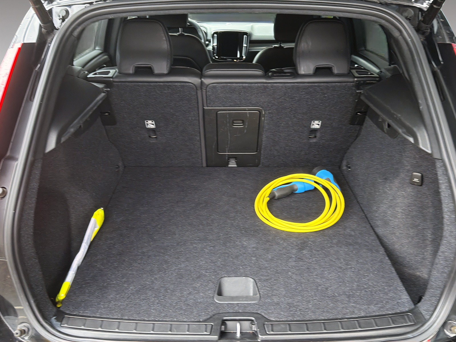 VOLVO XC40 1.5 T4 PiH R-Design-image-18