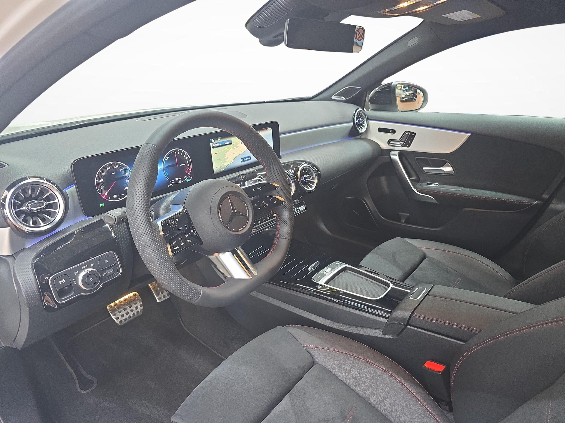 MERCEDES-BENZ A 250 e EQ Star AMG Line-image-4