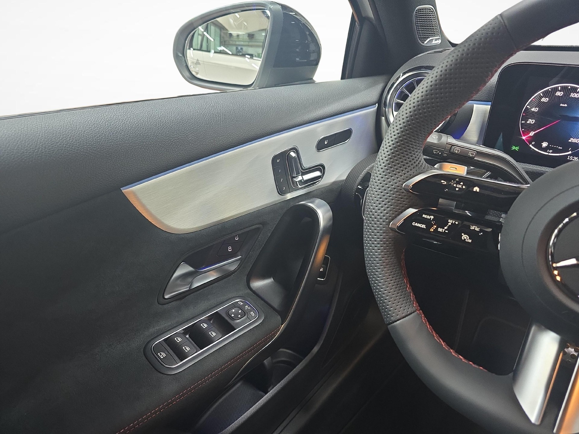 MERCEDES-BENZ A 250 e EQ Star AMG Line-image-5