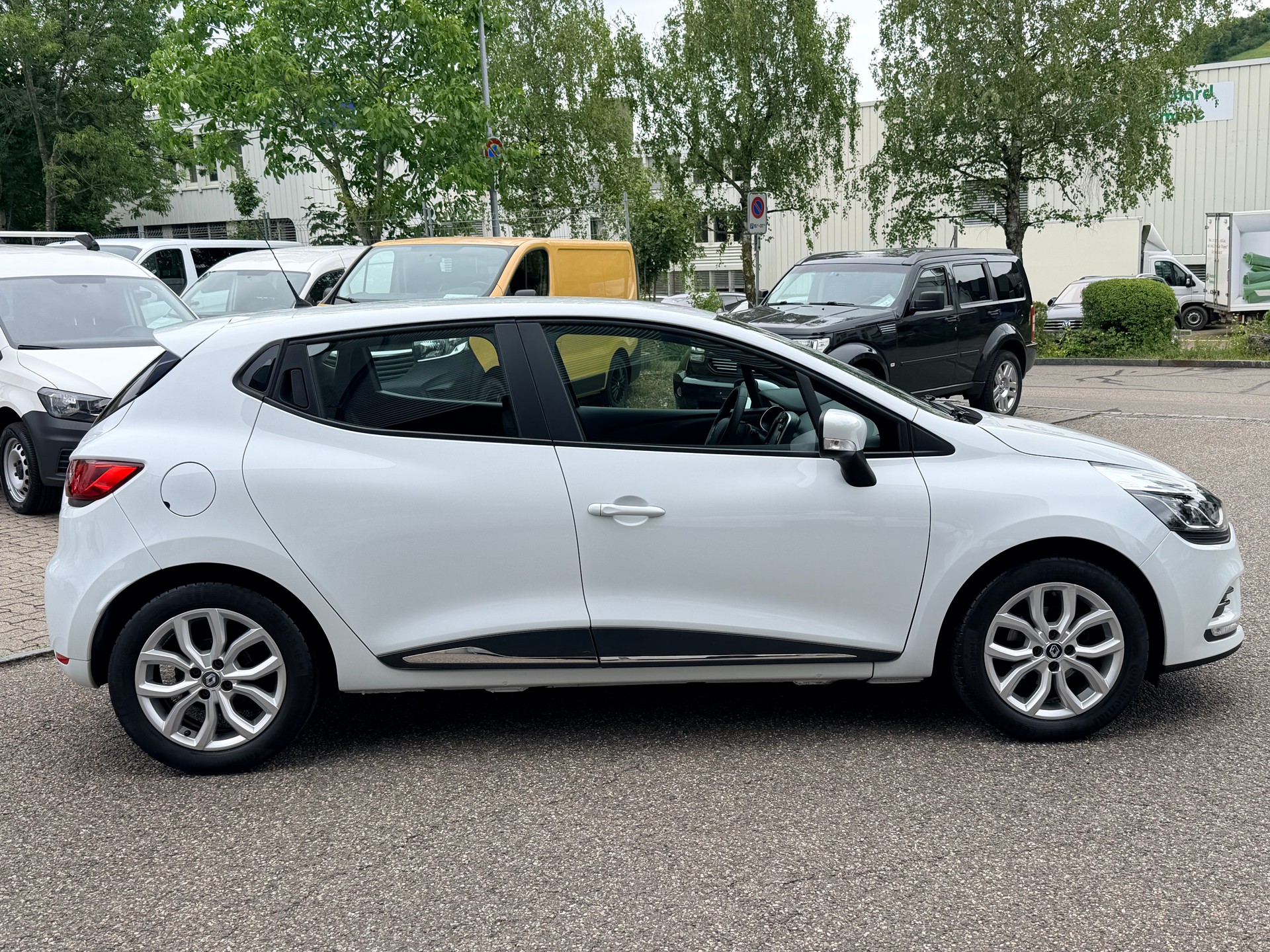 RENAULT Clio 1.2 16V T Zen-showroom-element-1