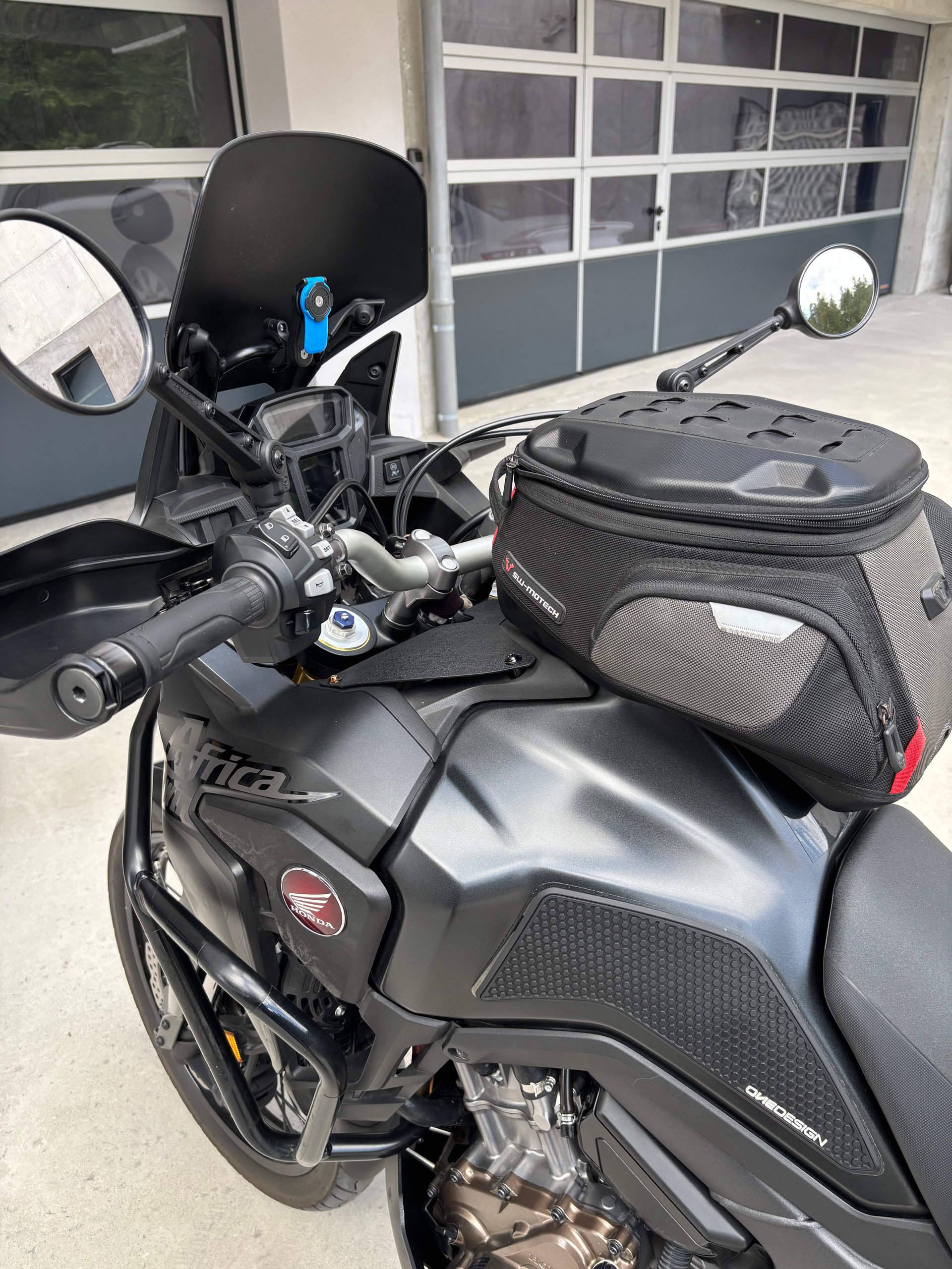 HONDA CRF 1000A Africa Twin-image-1