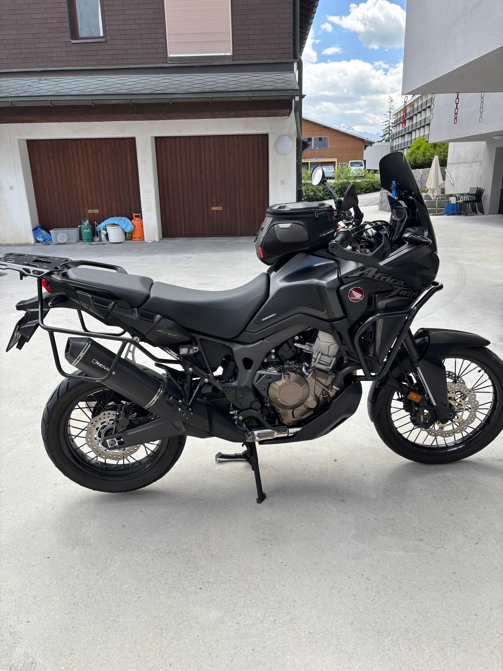 HONDA CRF 1000A Africa Twin-image-3