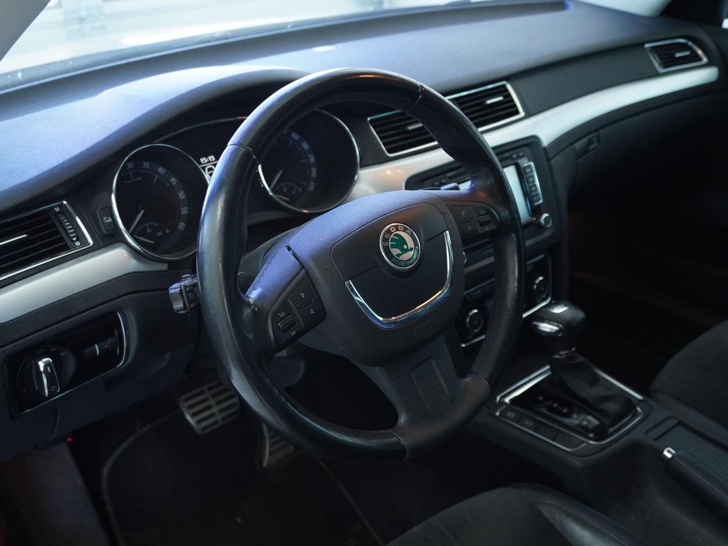 SKODA Superb Combi 2.0 TDi Elegance DSG-showroom-element-2