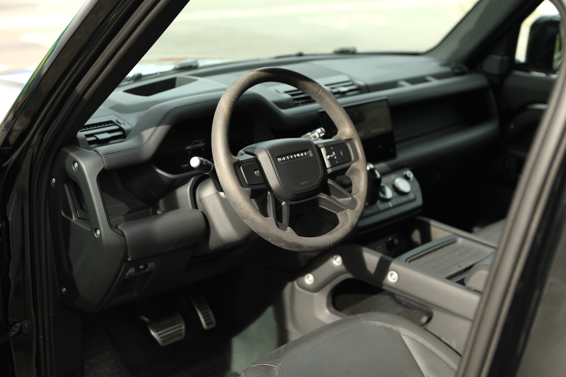 LAND ROVER Defender 90 525 V8 5.0 AT8-image-10