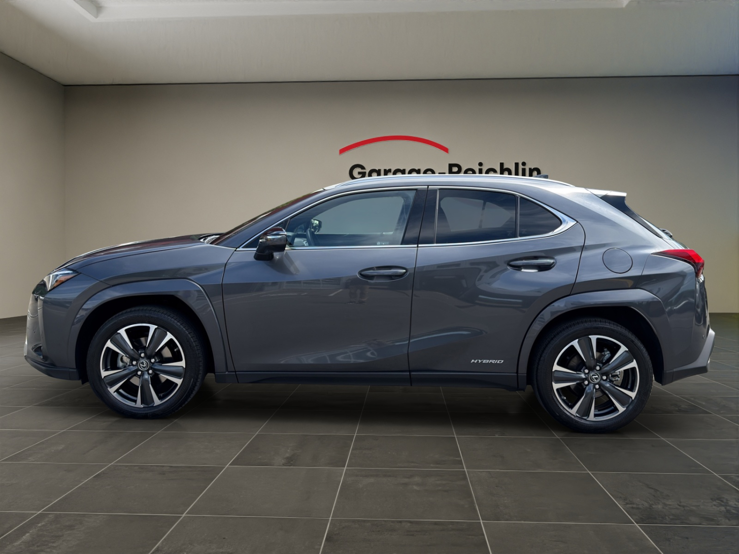 LEXUS UX 250h Excellence-showroom-element-1