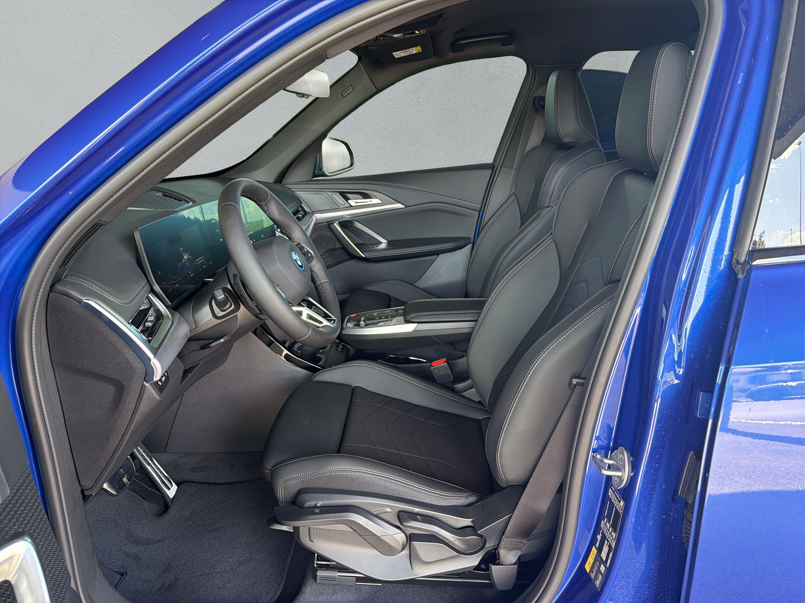 BMW iX1 xDrive 30 M Sport-image-11