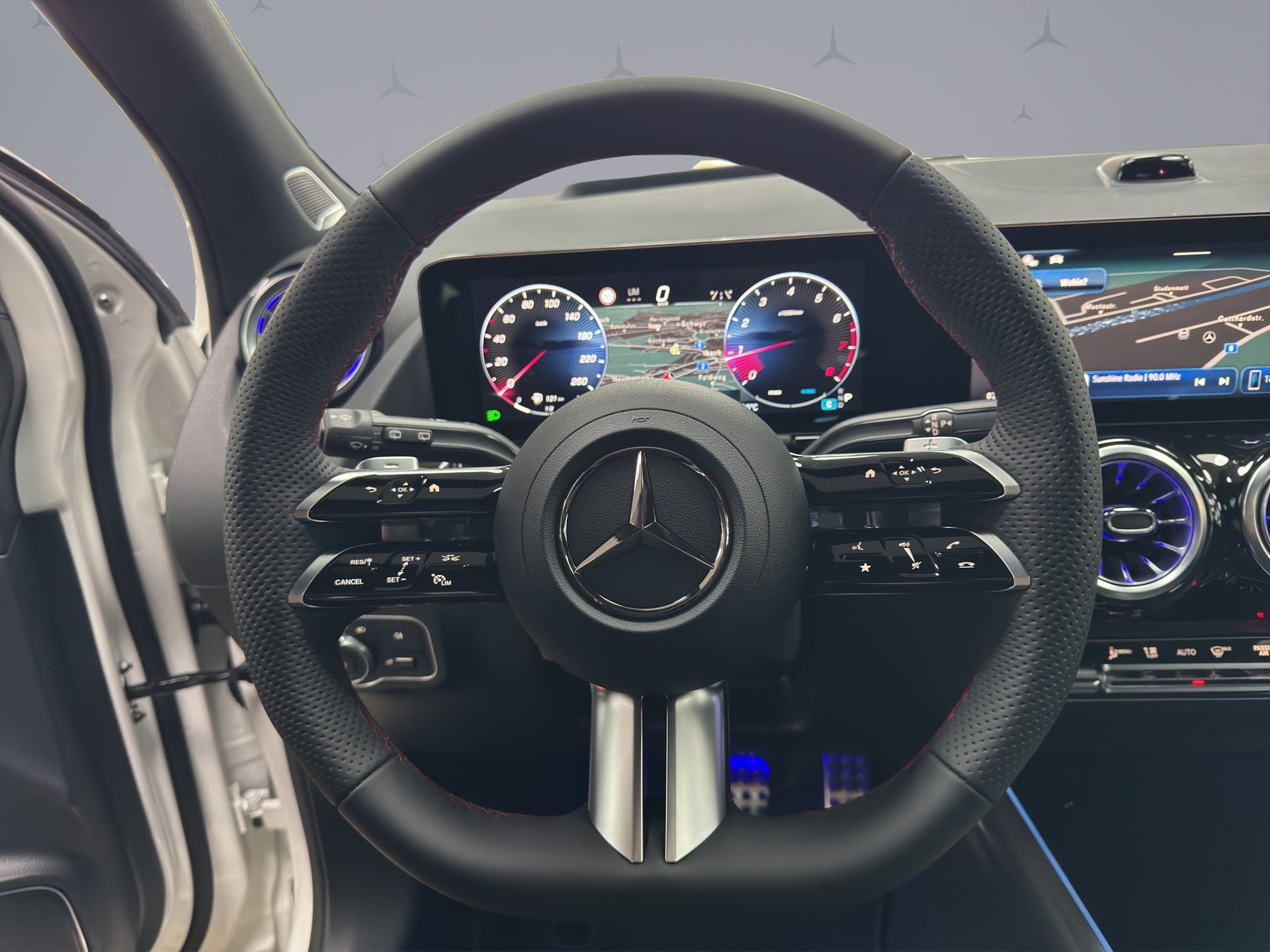 MERCEDES-BENZ GLA-Klasse H247 GLA 250 Swiss Star AMG Line 4matic-image-11