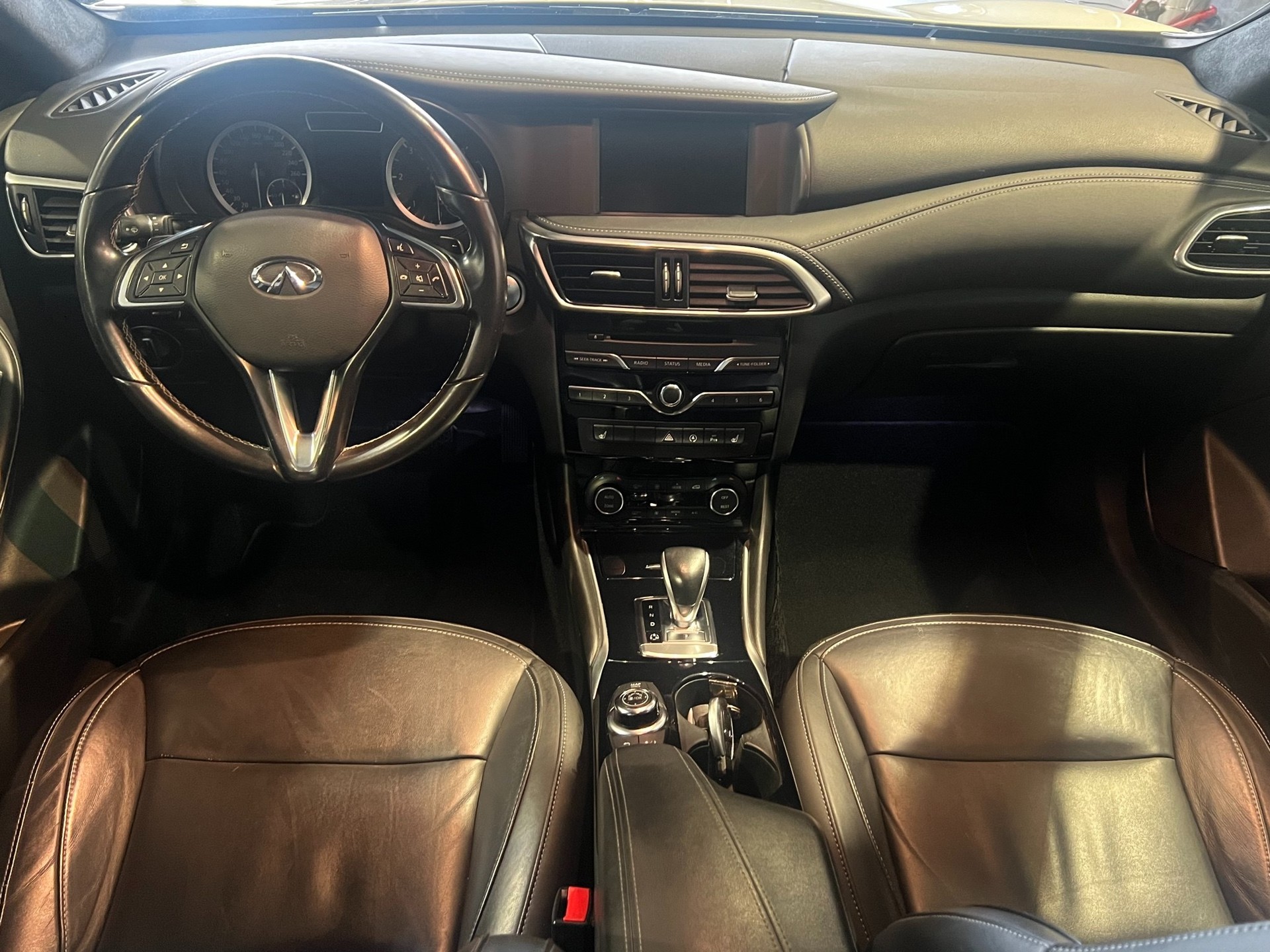 INFINITI Q30 2.2d Sport Tech AWD DCT-image-9
