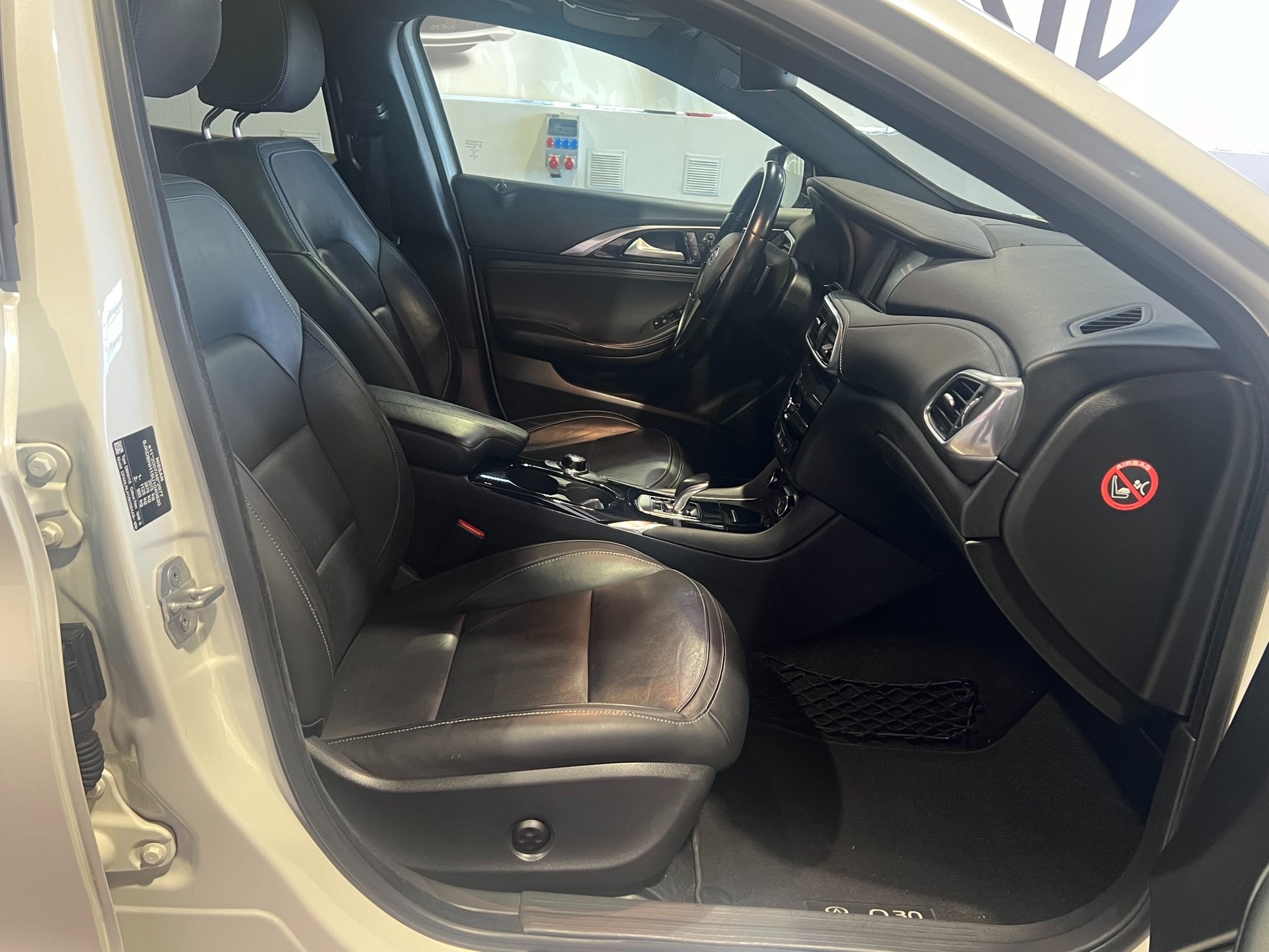 INFINITI Q30 2.2d Sport Tech AWD DCT-image-14