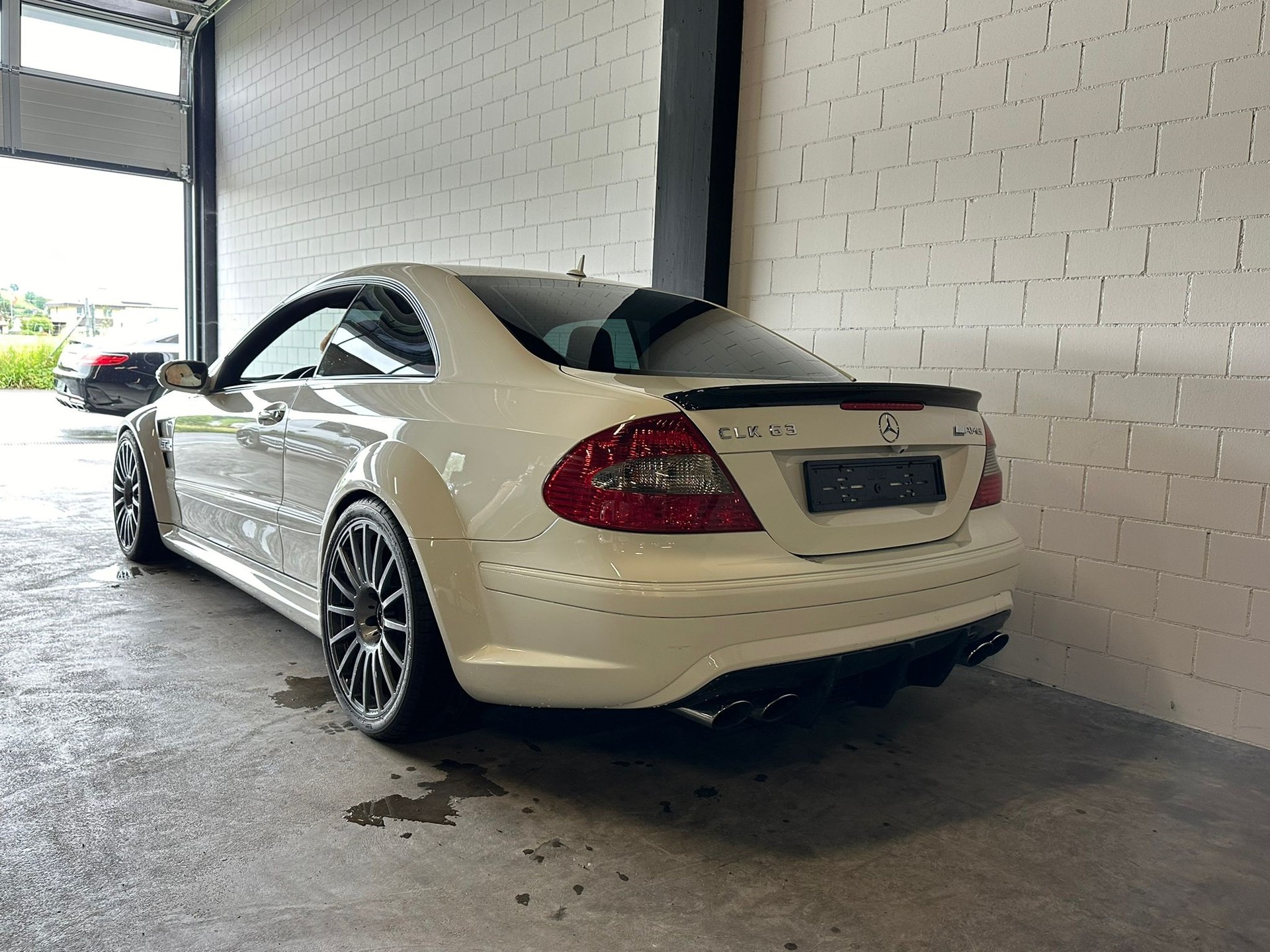 MERCEDES-BENZ CLK 63 AMG Black Series 7G-Tronic-showroom-element-2