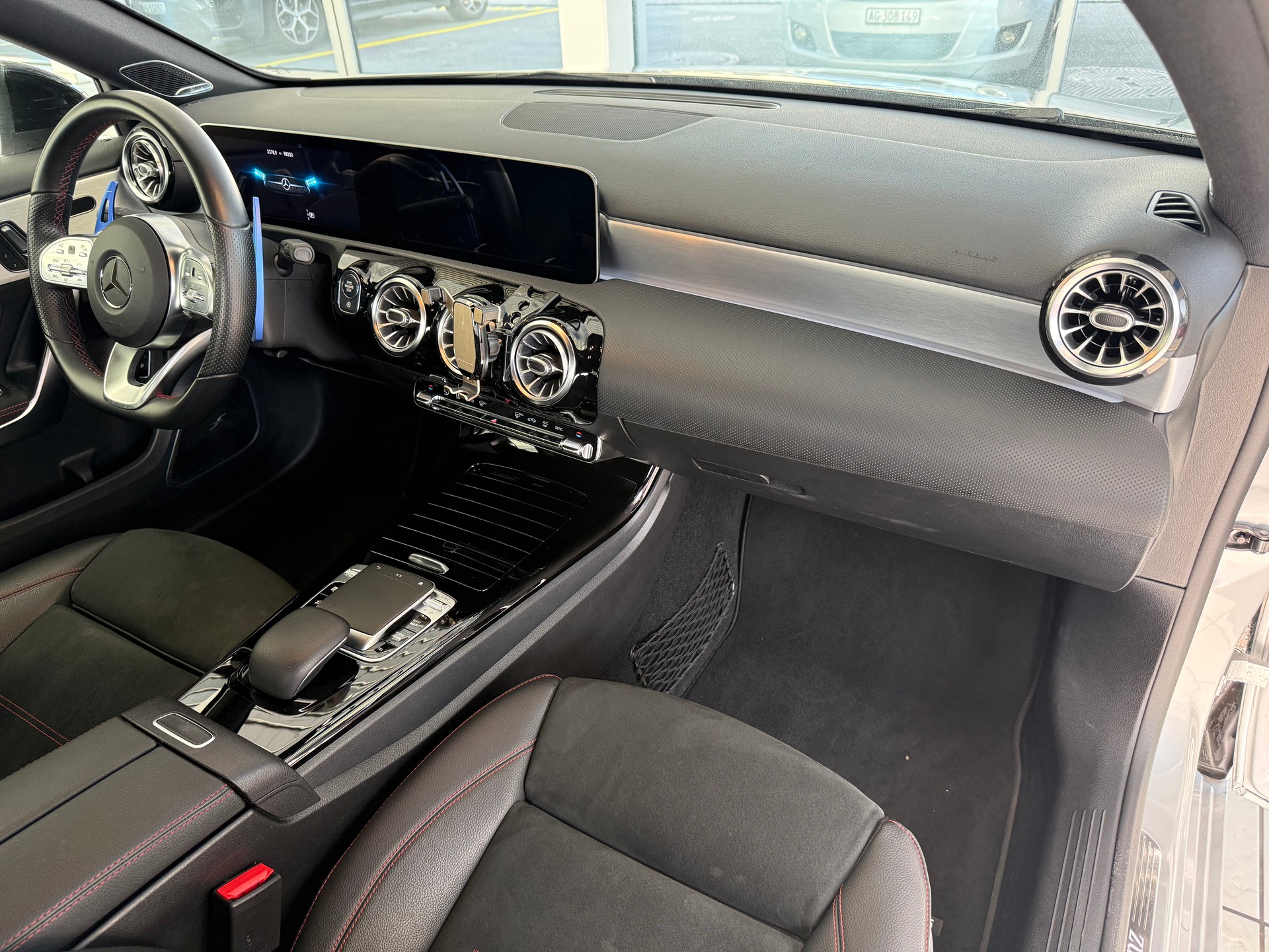 MERCEDES-BENZ A 250 AMG Line 7G-DCT-image-8