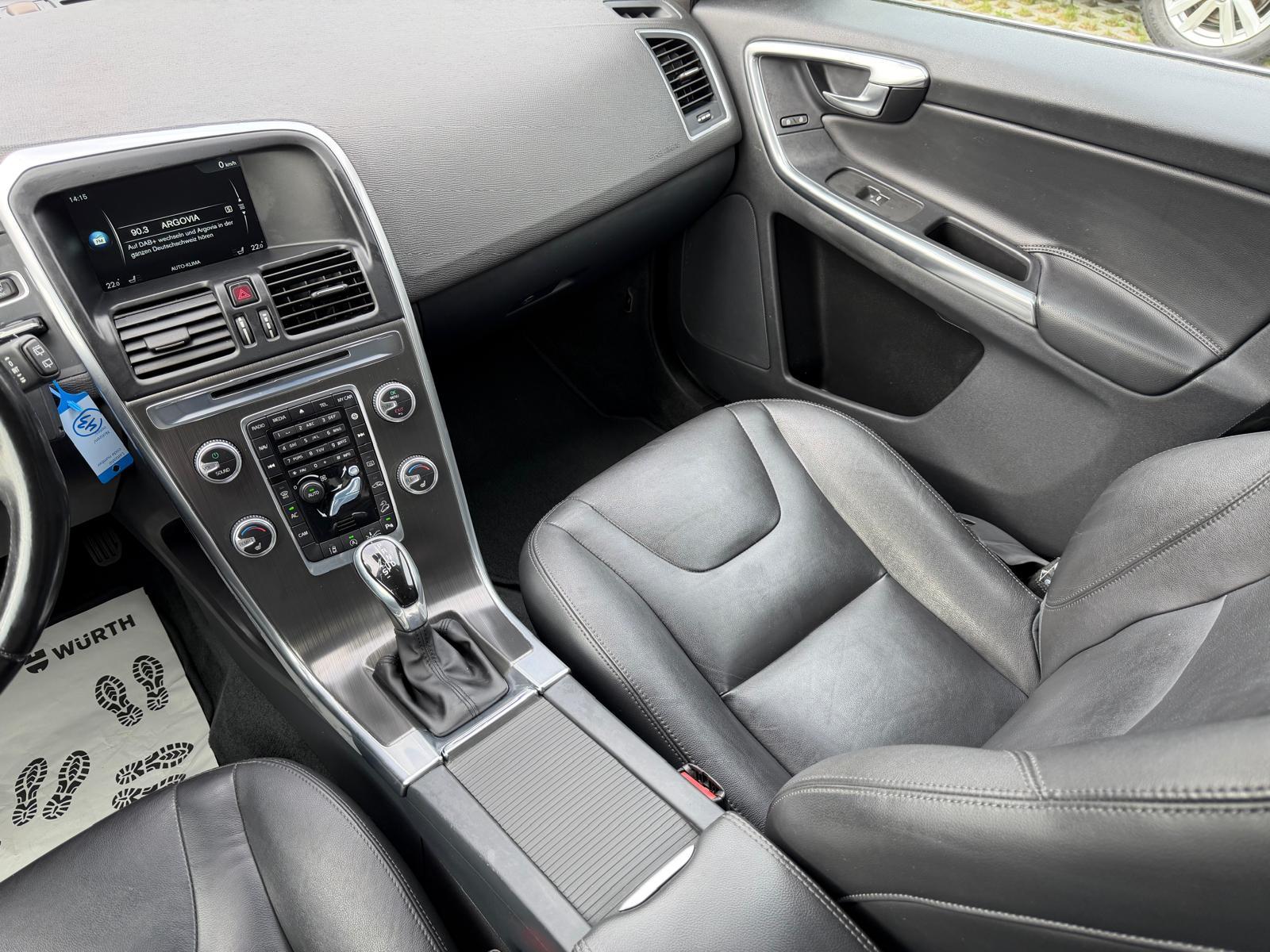 VOLVO XC60 2.4 D5 Summum AWD S/S-image-13