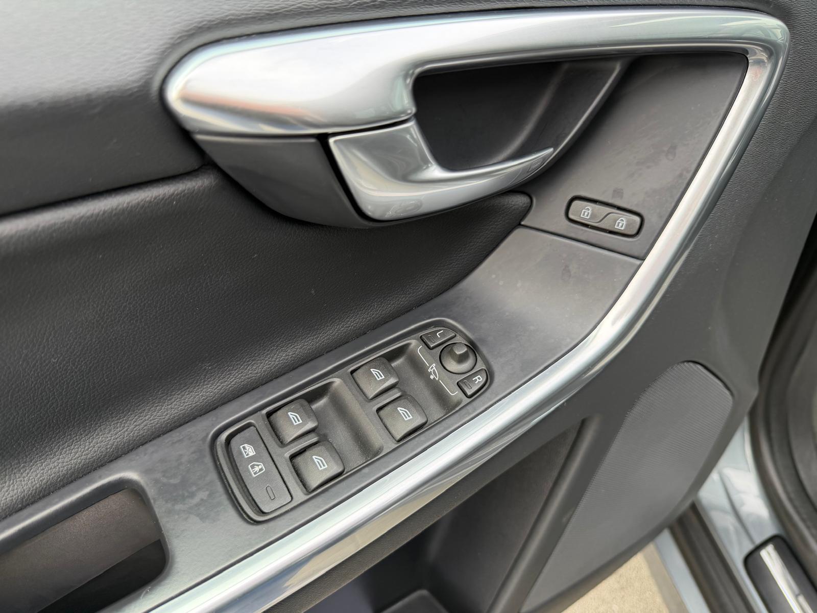 VOLVO XC60 2.4 D5 Summum AWD S/S-image-18