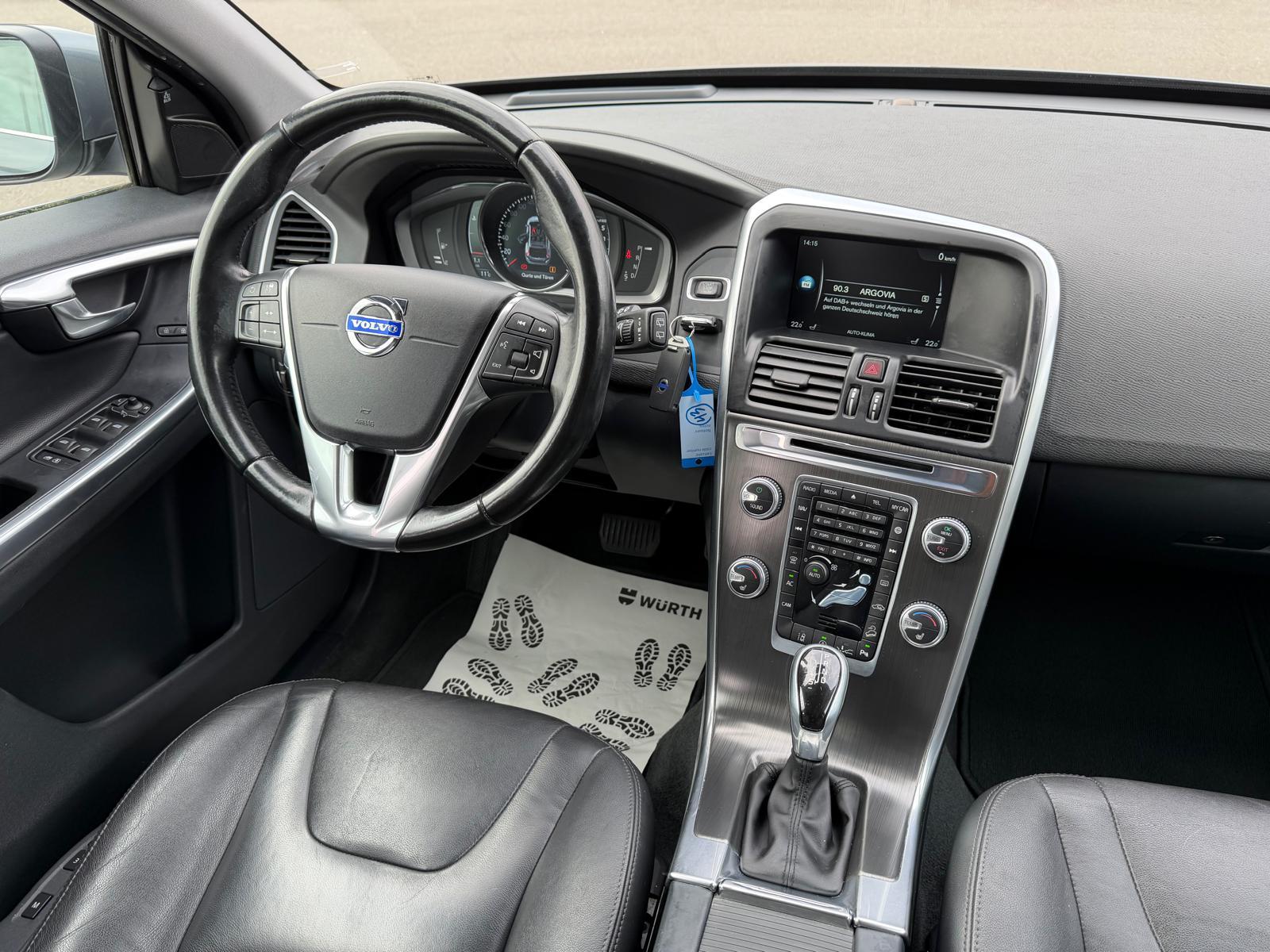 VOLVO XC60 2.4 D5 Summum AWD S/S-image-12
